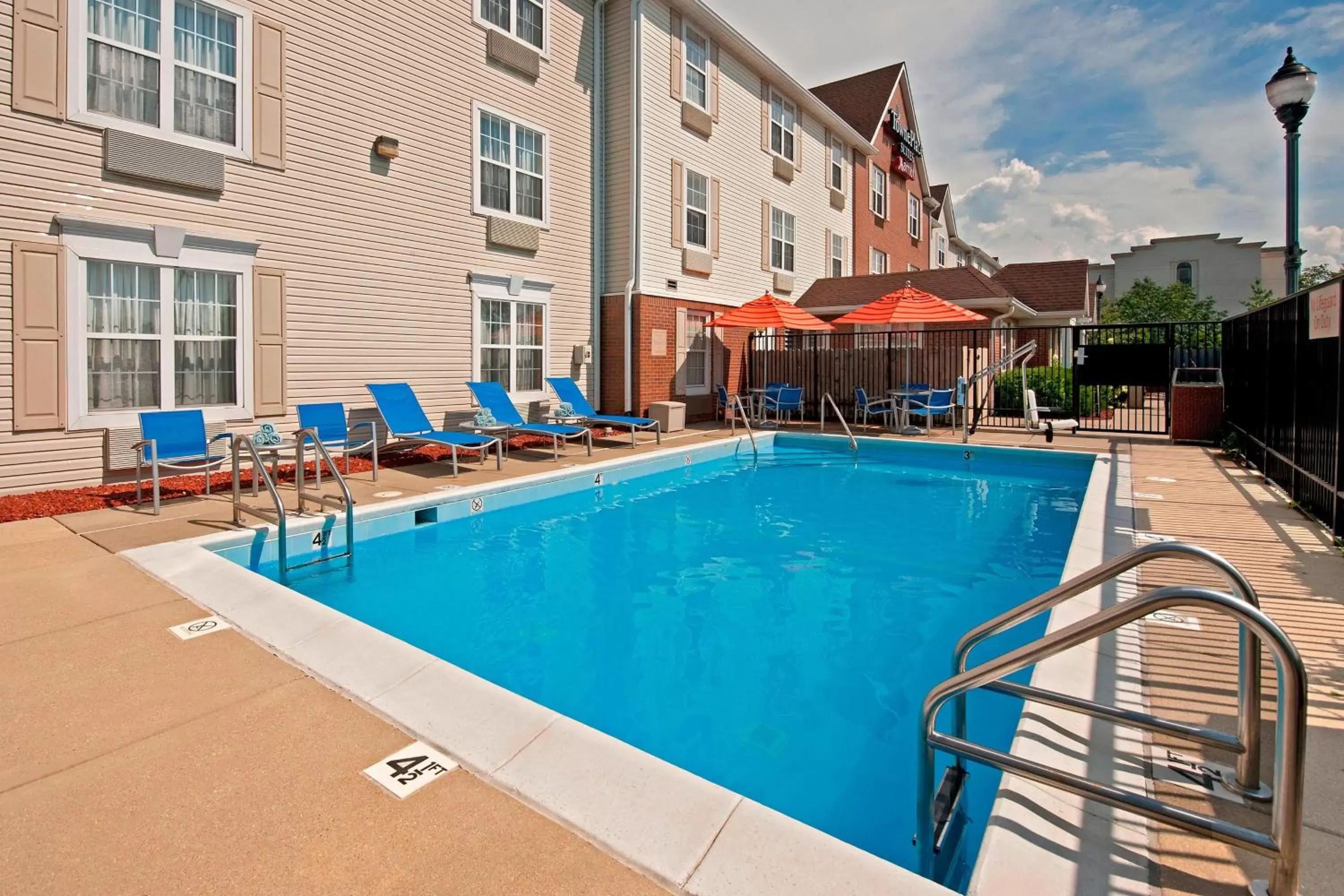 Swimming Pool in TownePlace Suites by Marriott Bloomington