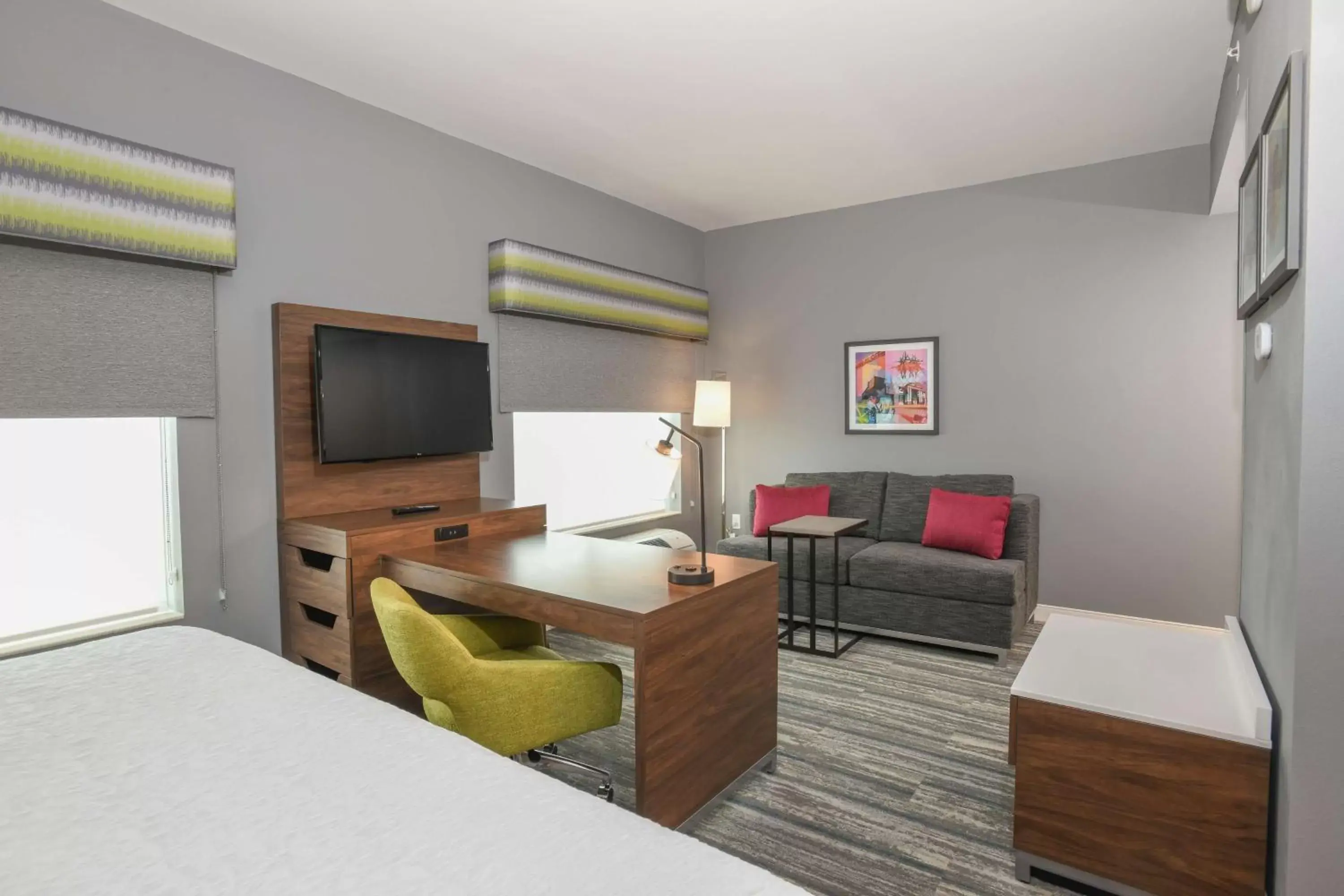 Bedroom, TV/Entertainment Center in Hampton Inn & Suites Cincinnati Liberty Township