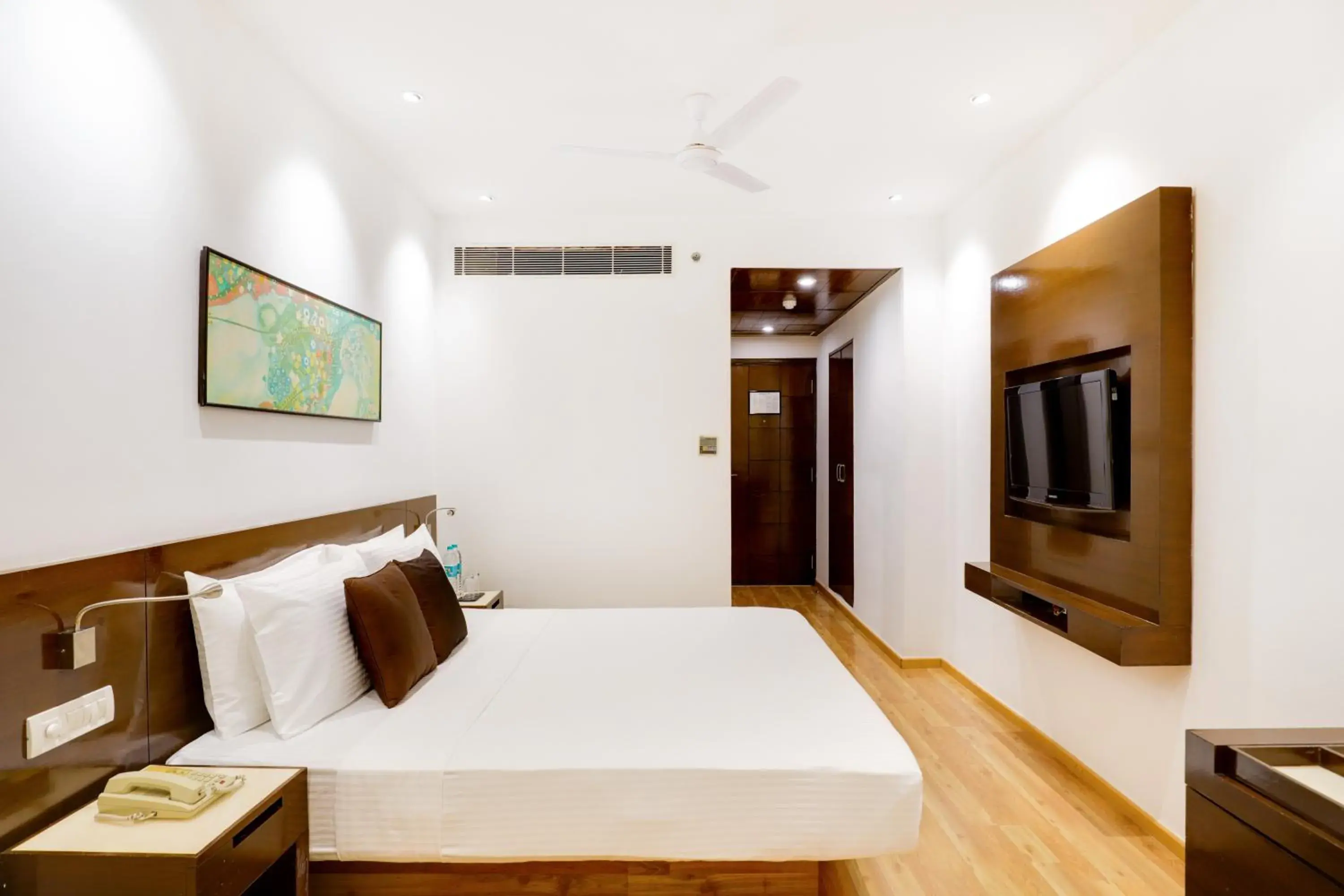 Bedroom, Bed in Lemon Tree Premier 1, Gurugram