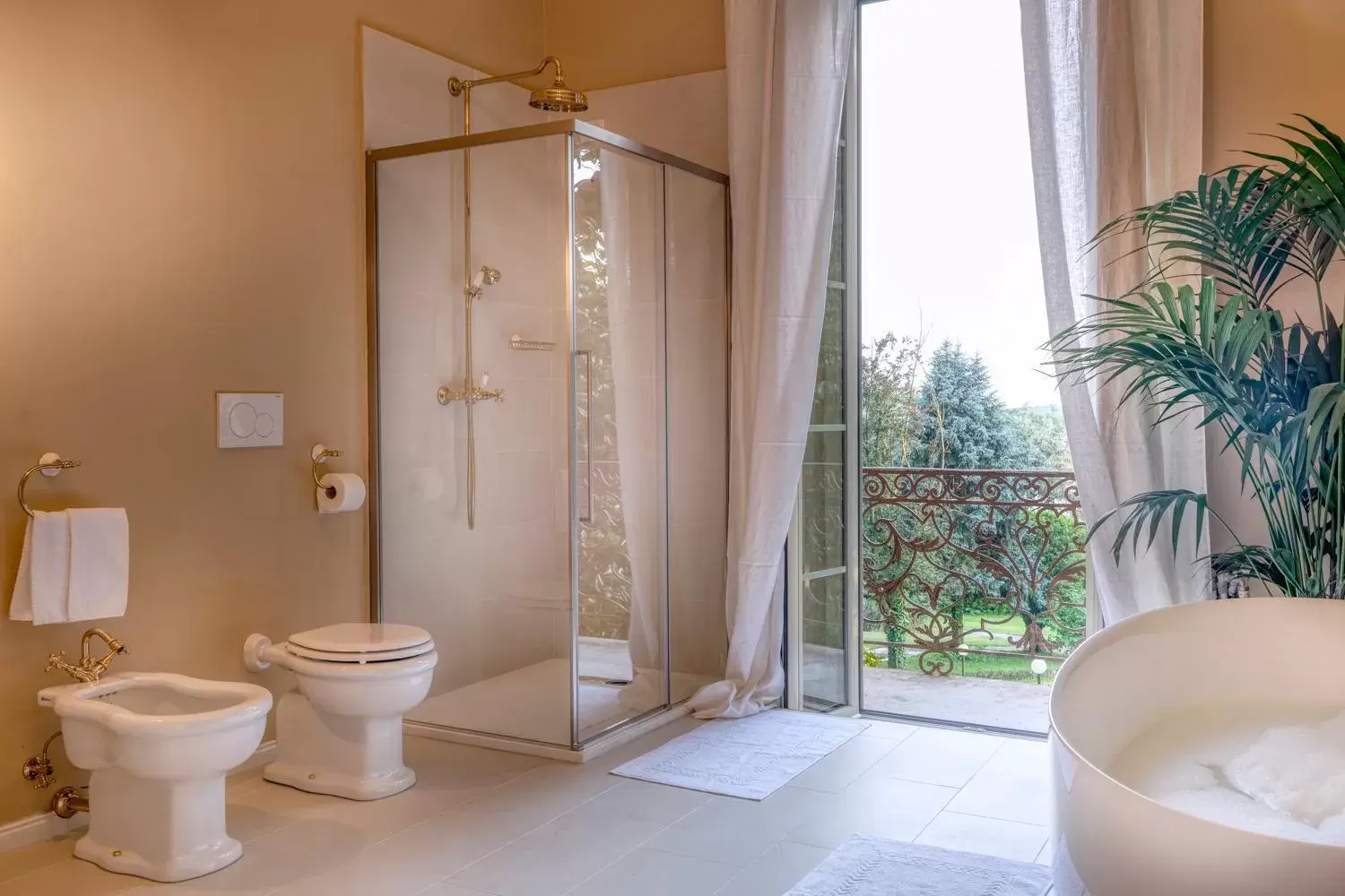 Bathroom in Palazzo Cavagna Sangiuliani