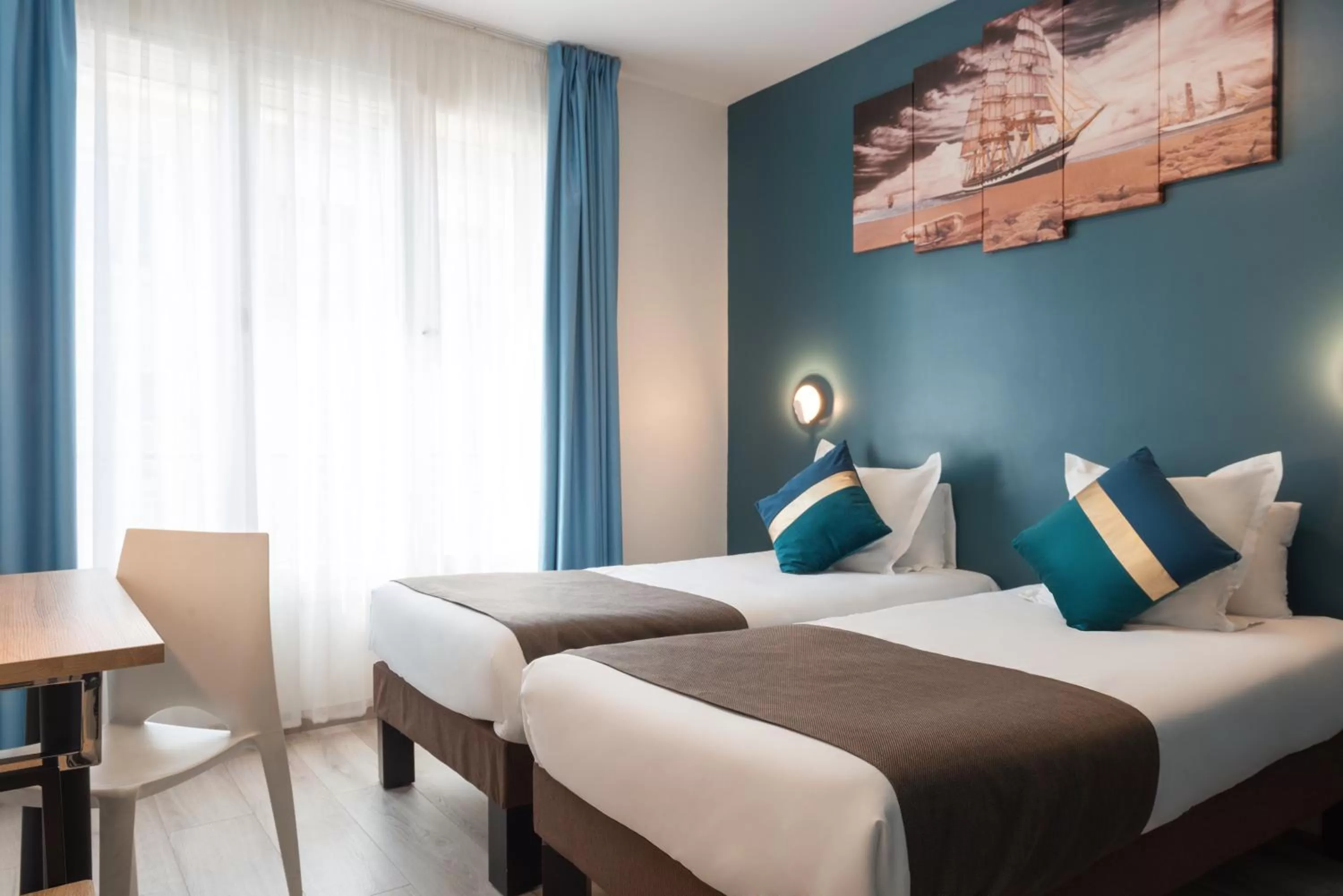 Bedroom, Bed in The Originals City, Hôtel Notre Dame, Rouen