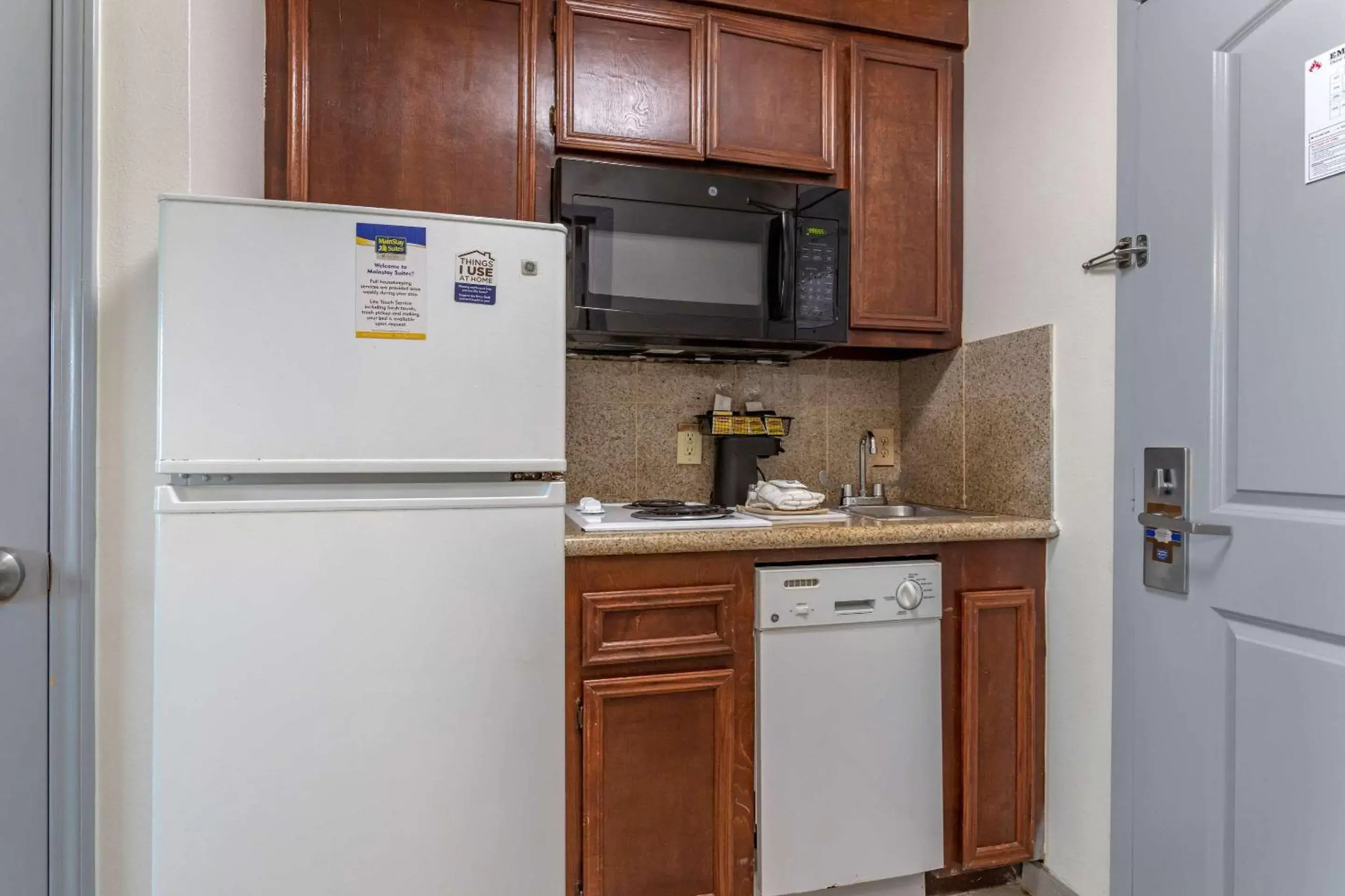 Photo of the whole room, Kitchen/Kitchenette in MainStay Suites Port Arthur - Beaumont South