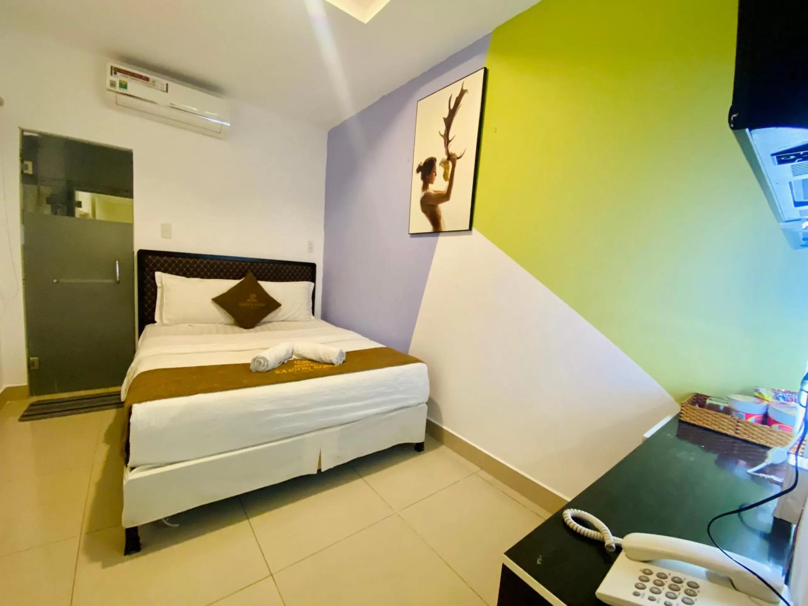 Photo of the whole room, Bed in SaiGon Rose Hotel