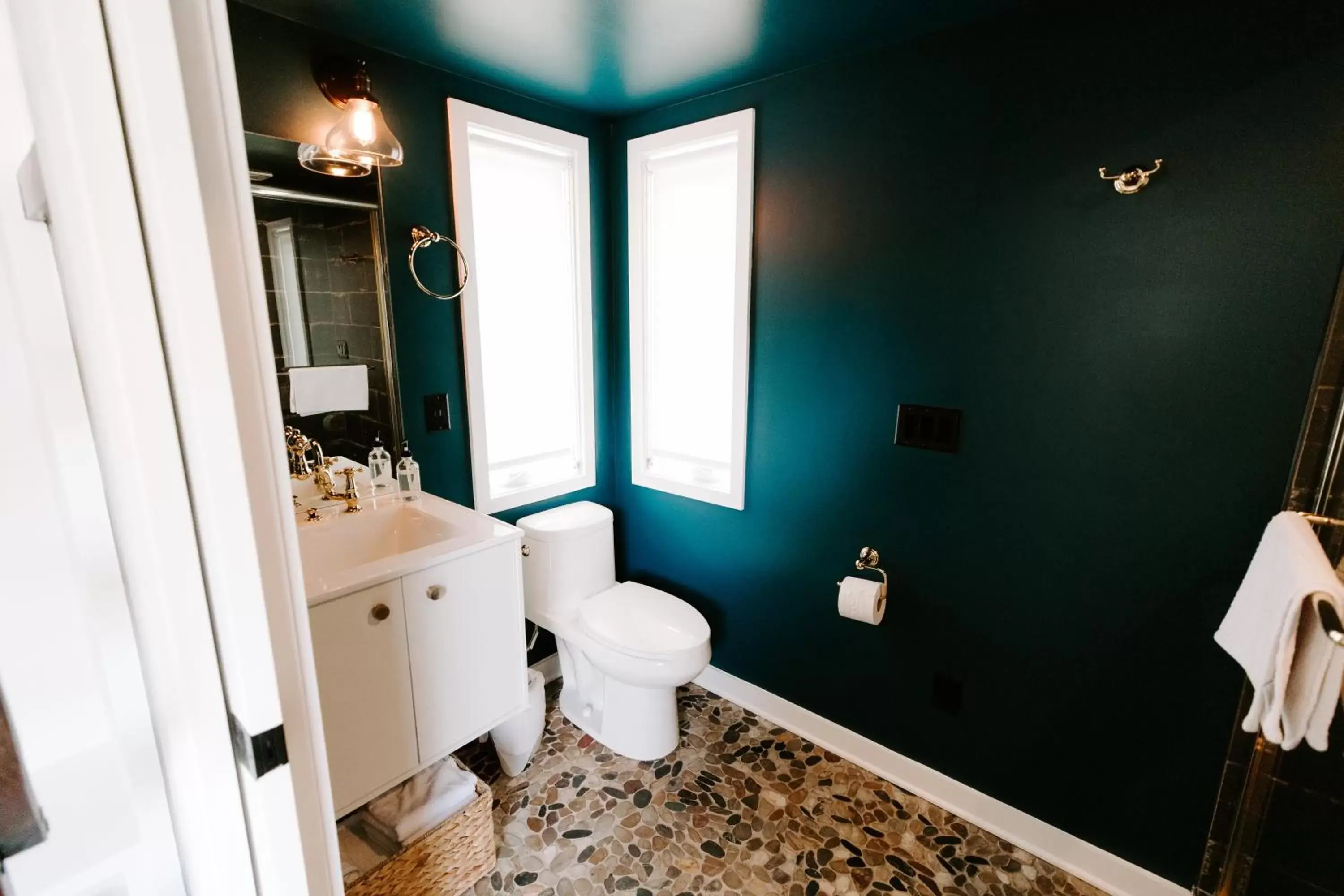 Bathroom in Ironwood Grove, Tiny House Hotel