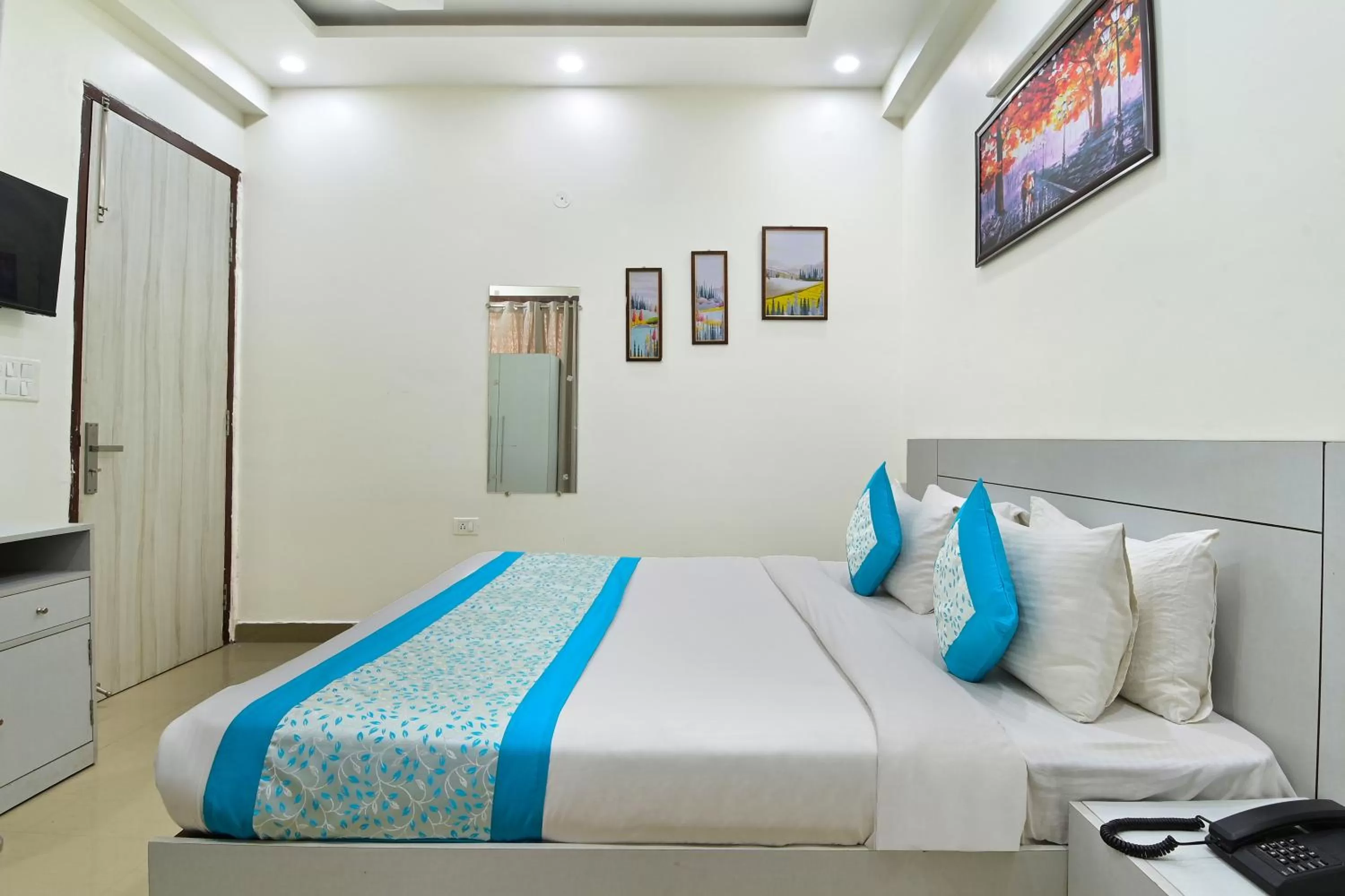 Photo of the whole room, Bed in The Vertigo