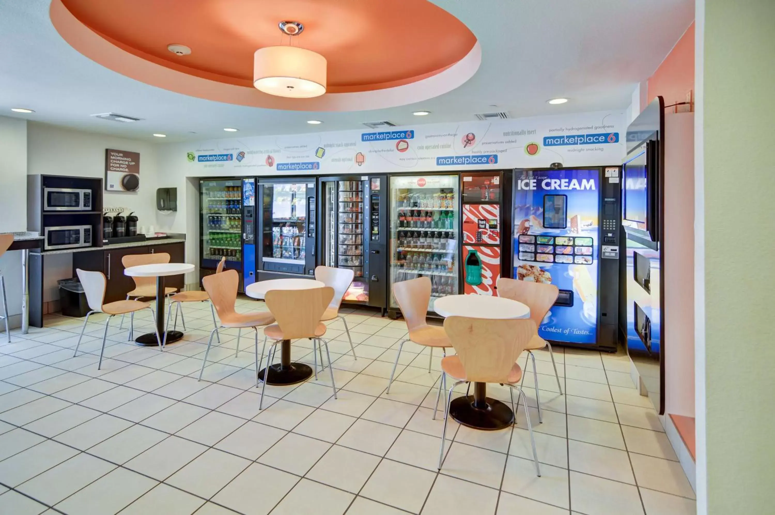 Seating area in Motel 6-Roanoke, TX - Northlake - Speedway