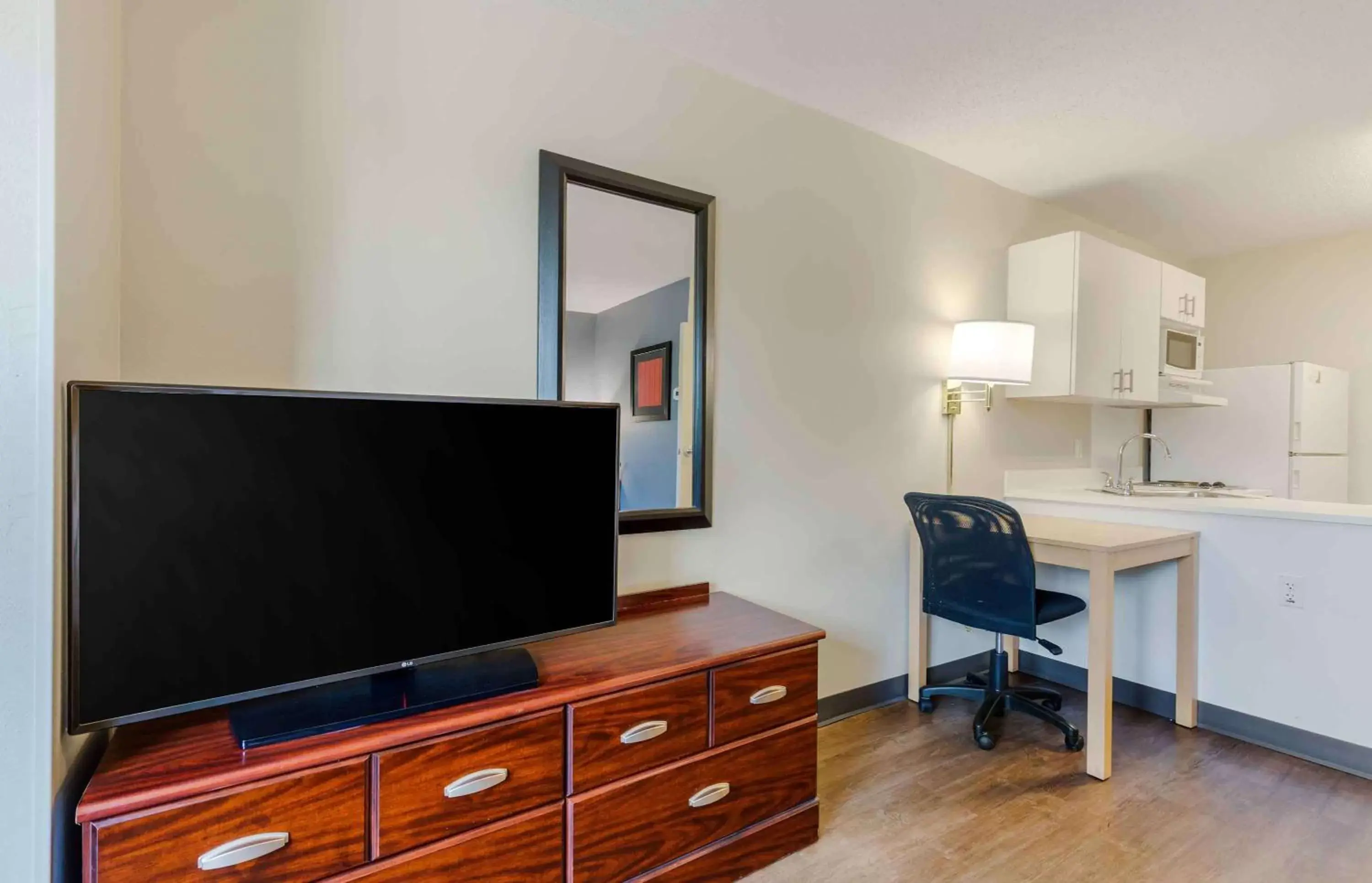 Bedroom, TV/Entertainment Center in Extended Stay America Suites - Washington, DC - Germantown - Milestone