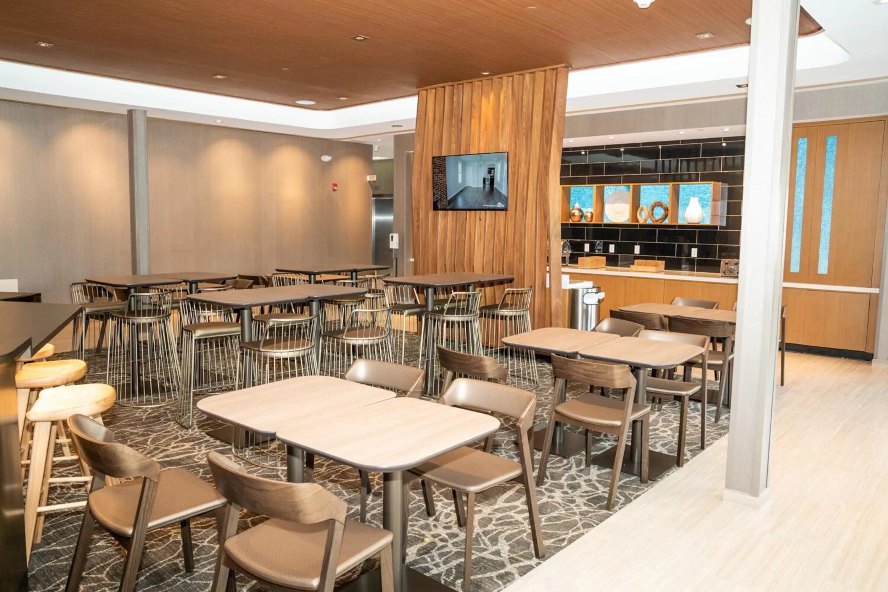 Restaurant/places to eat in SpringHill Suites by Marriott Woodbridge