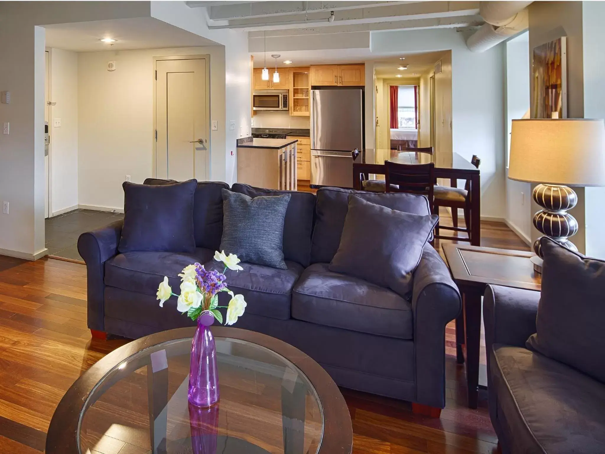 Kitchen or kitchenette, Seating Area in Grand Eastonian Suites Hotel