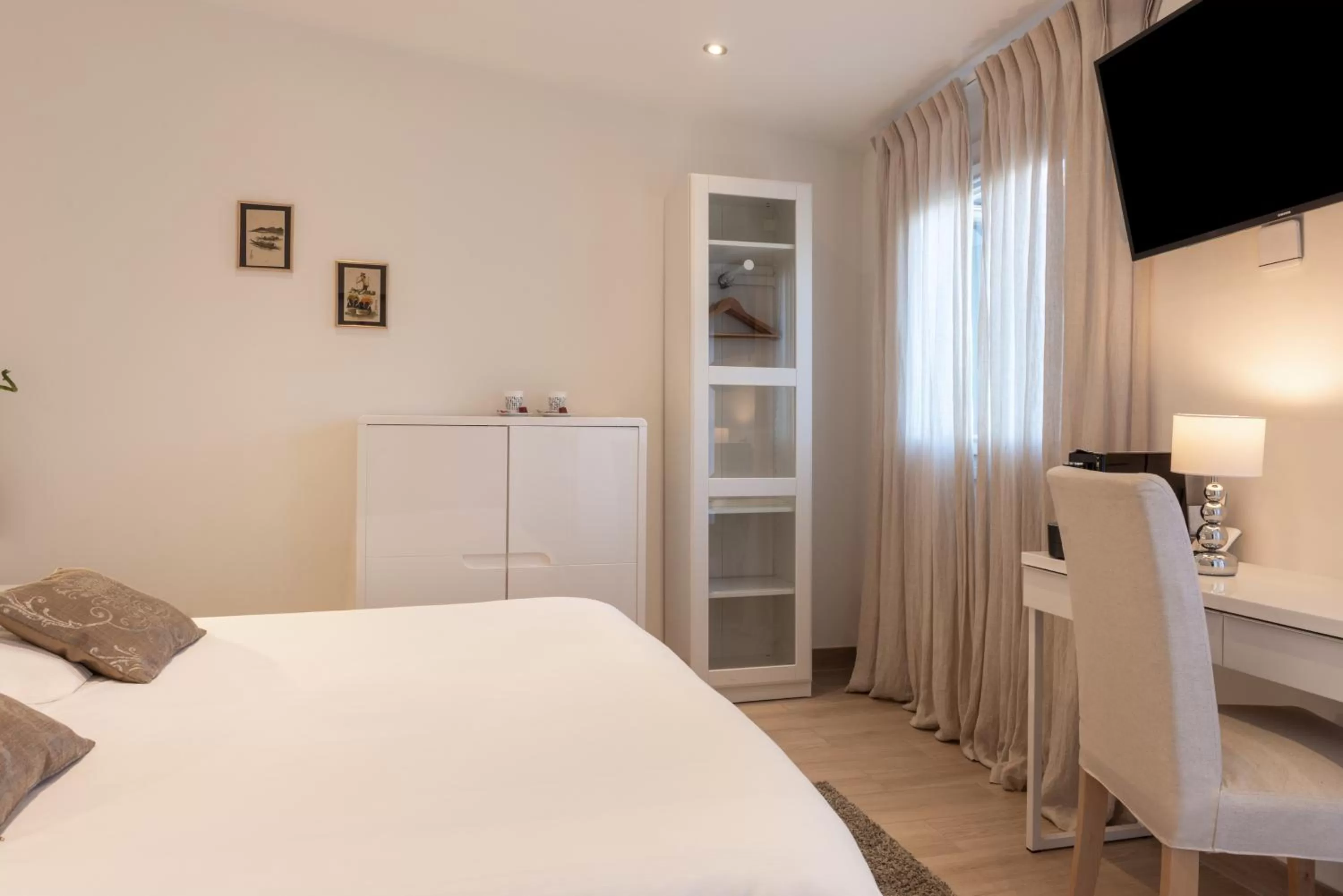 Superior Double Room with Queensize bed in La Bastide