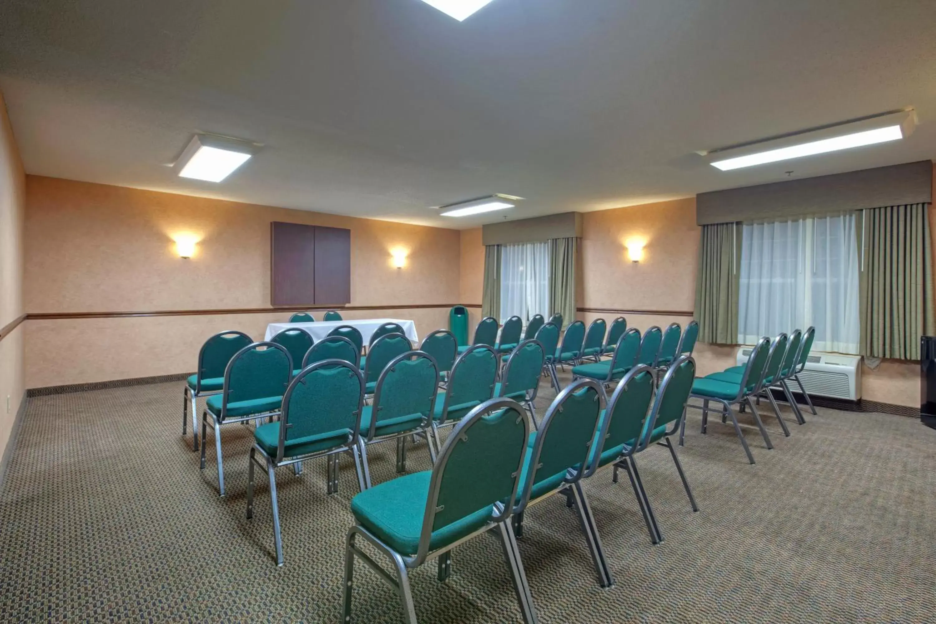 Business facilities in Country Inn & Suites by Radisson, Waterloo, IA