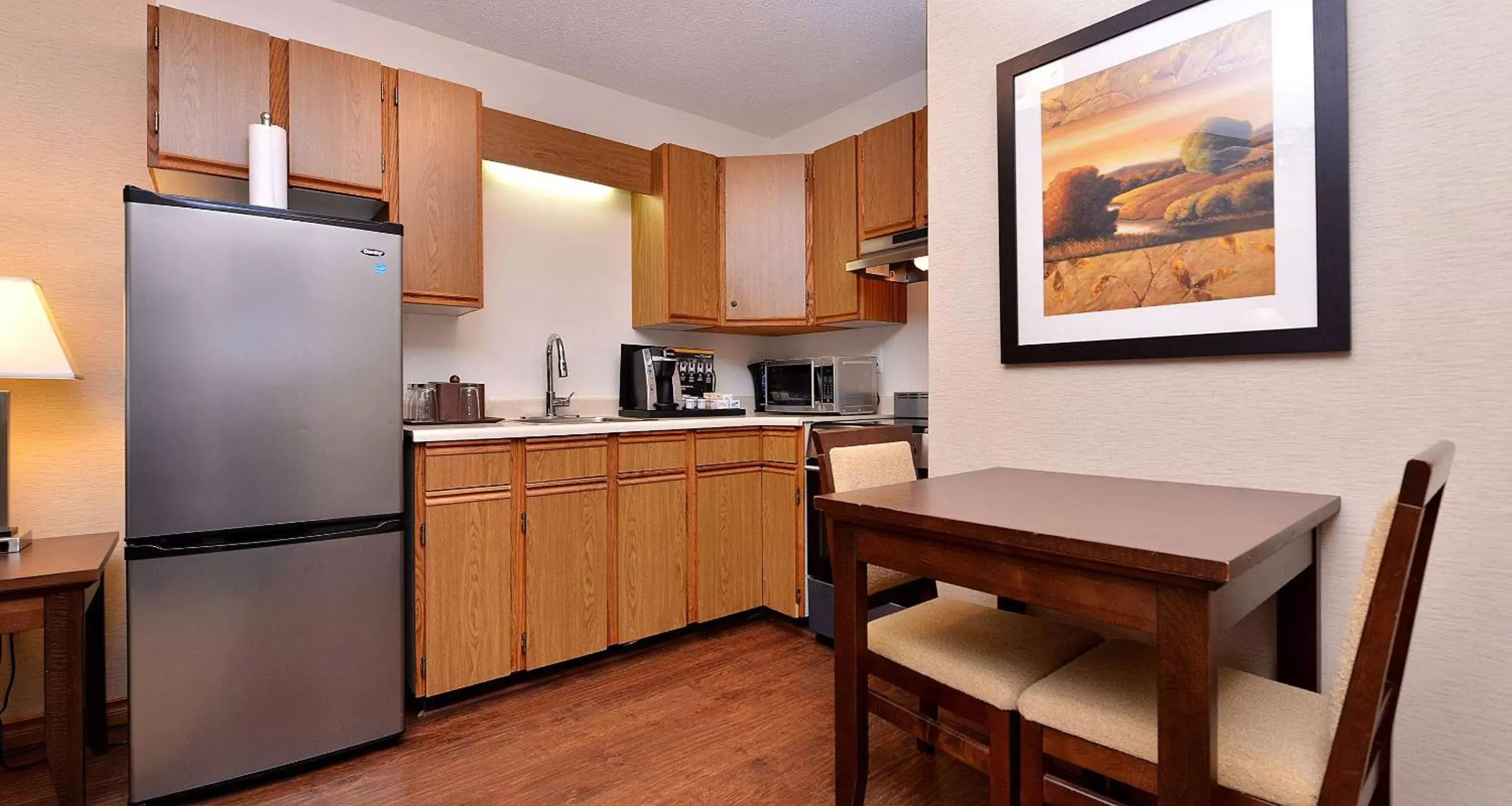 Photo of the whole room, Kitchen/Kitchenette in Best Western Plus Emerald Isle Hotel