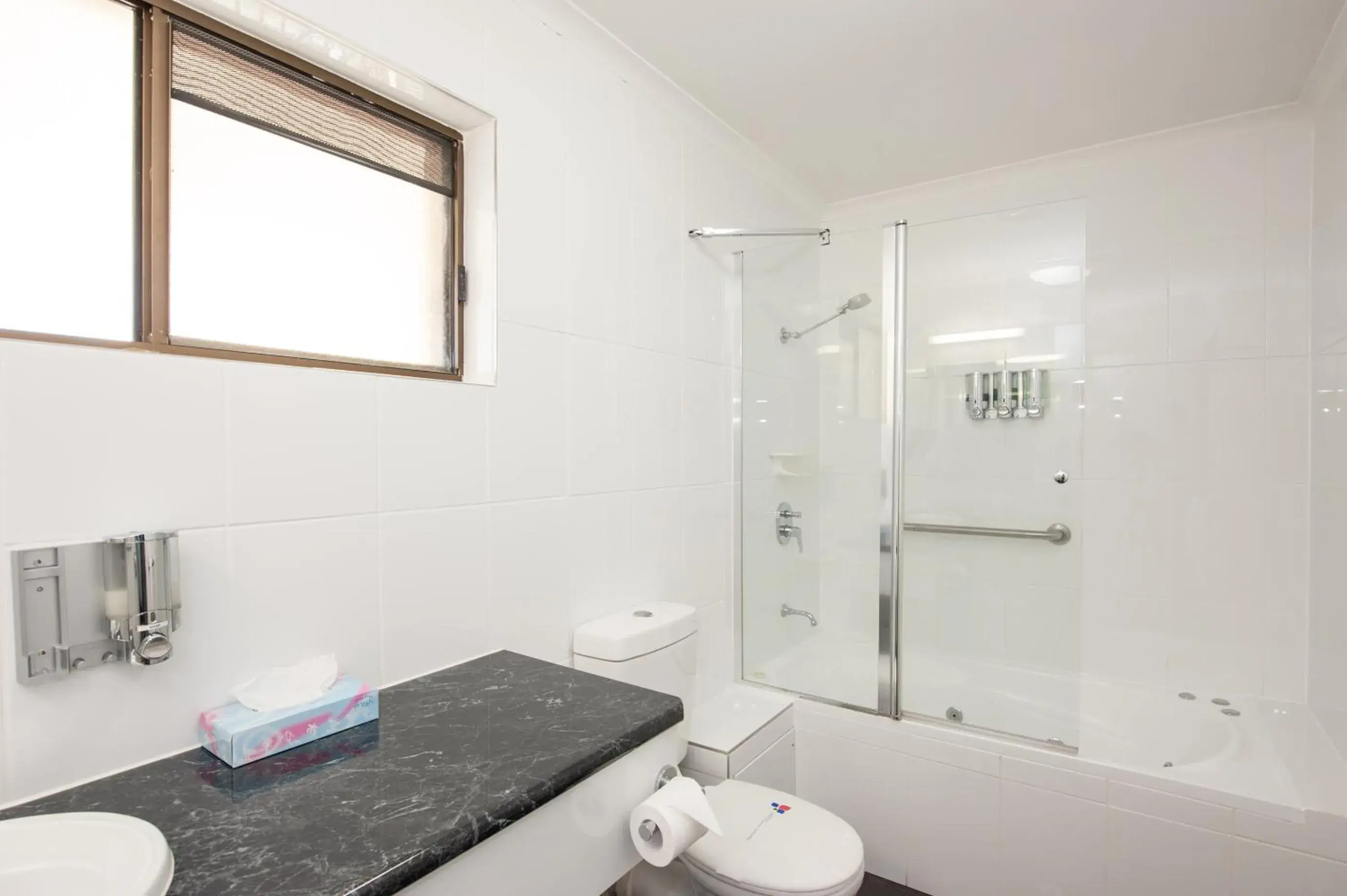 Shower, Bathroom in Allan Cunningham Motel