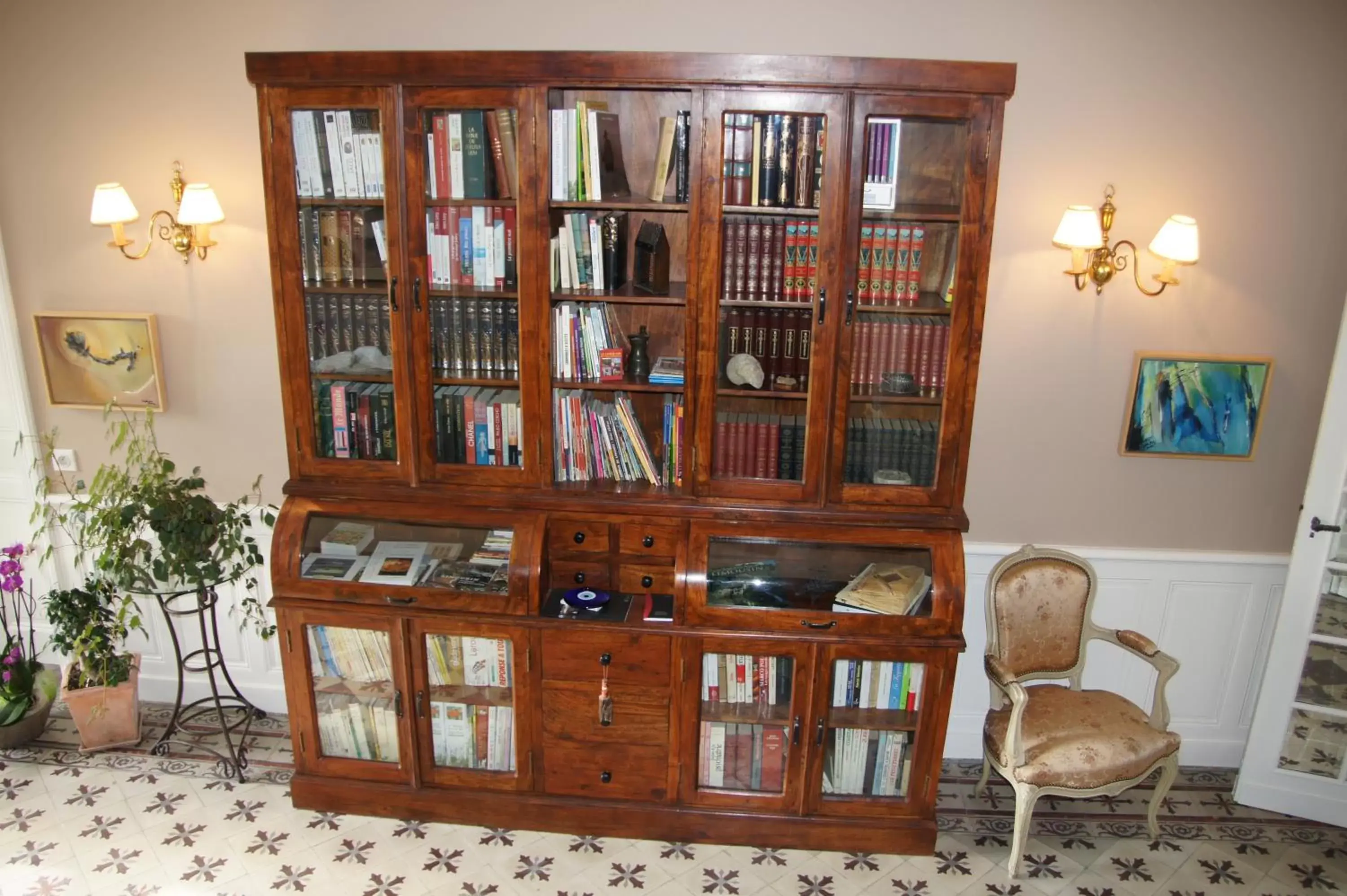 Library in Le Clos de La Muse