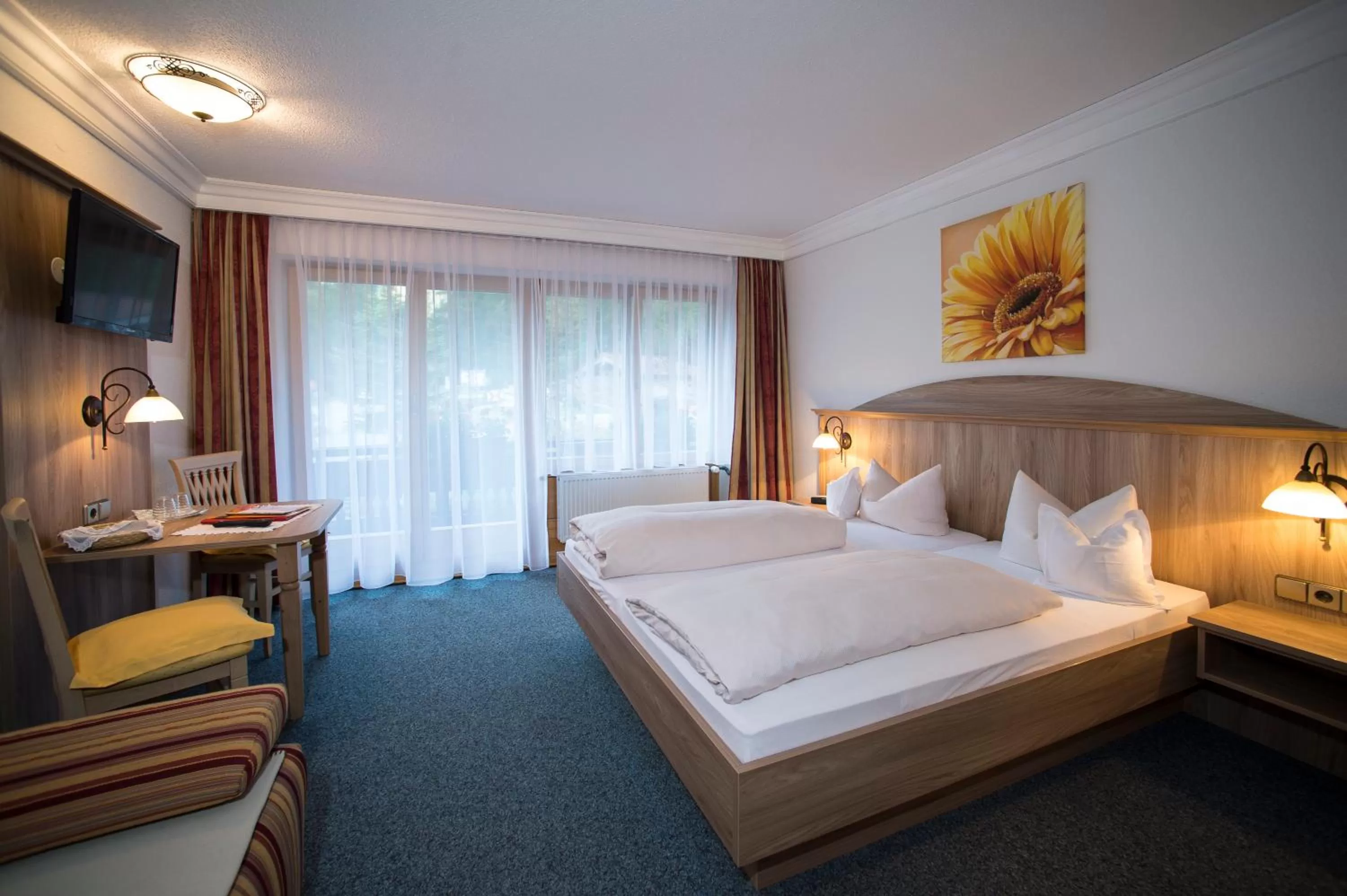 Photo of the whole room, Bed in Aktivhotel & Gasthof Schmelz Ihr familienfreundliches Urlaubs Hotel mit Wellness Almsauna ab Februar Chiemgau Karte