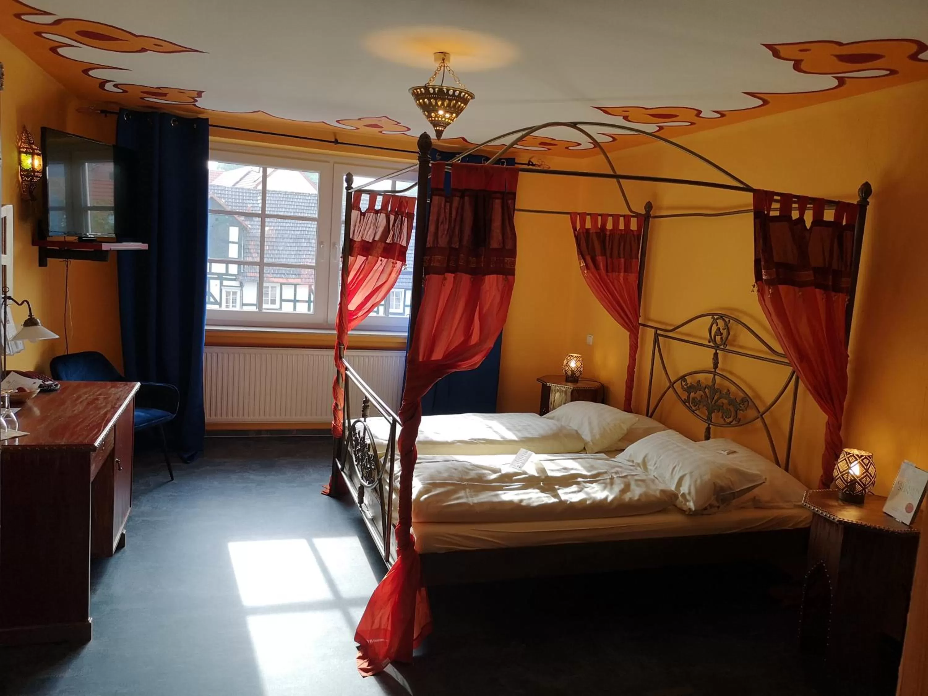 Bed in Hotel Goldflair am Rathaus