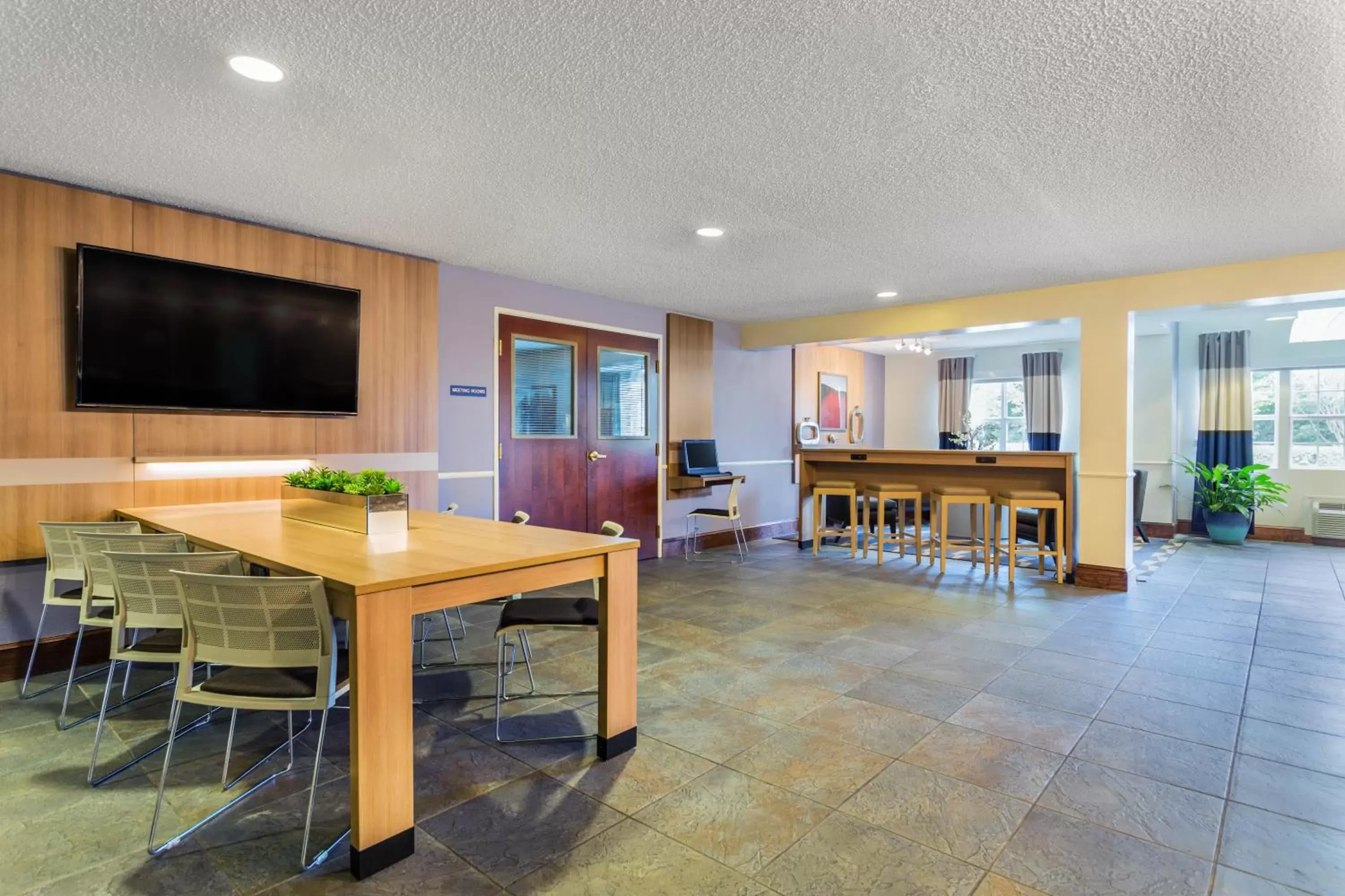 Lounge or bar in Microtel Inn & Suites by Wyndham Lillington/Campbell University Lounge or bar in Microtel Inn & Suites by Wyndham Lillington/Campbell University