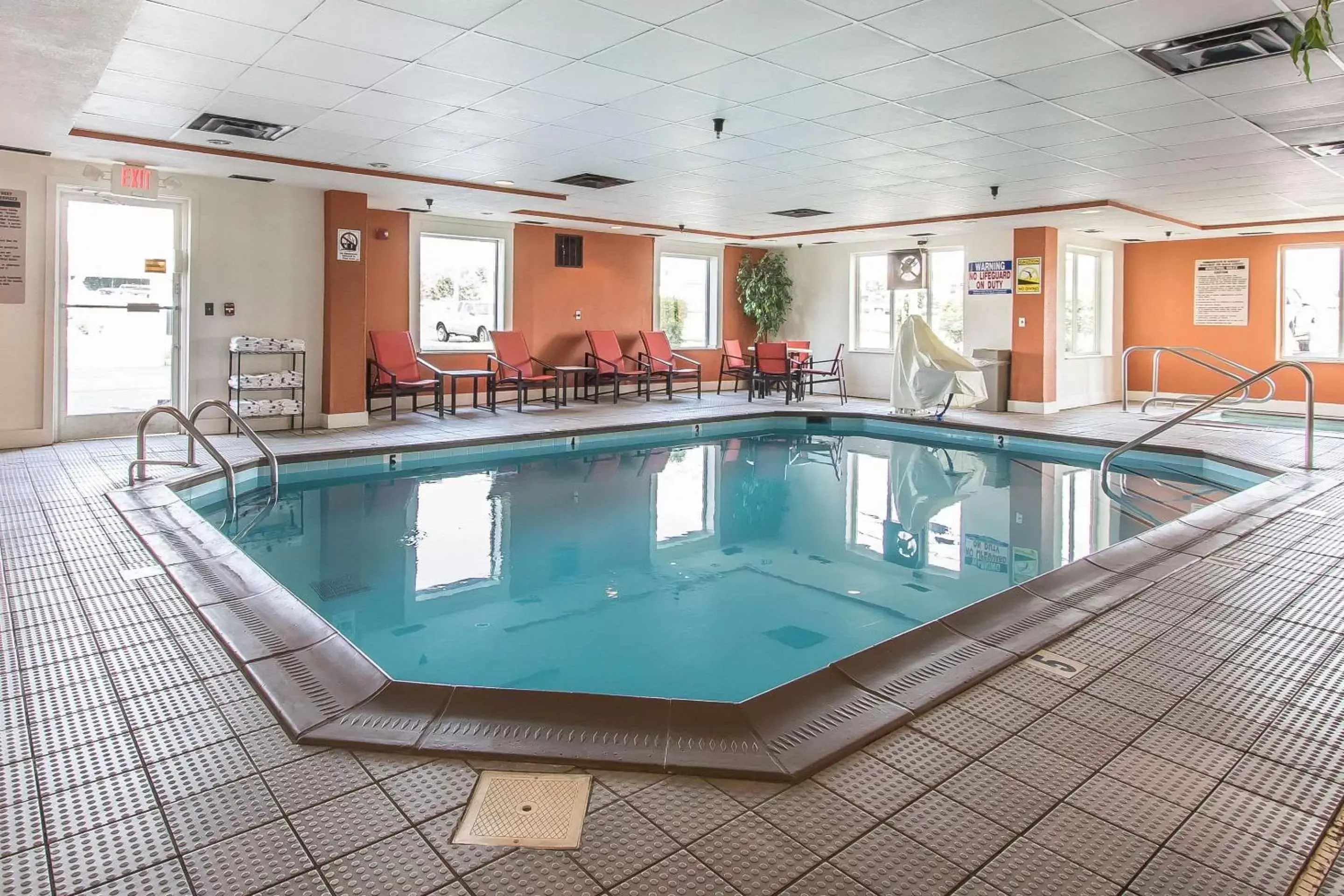 On site, Swimming Pool in Comfort Suites Richmond