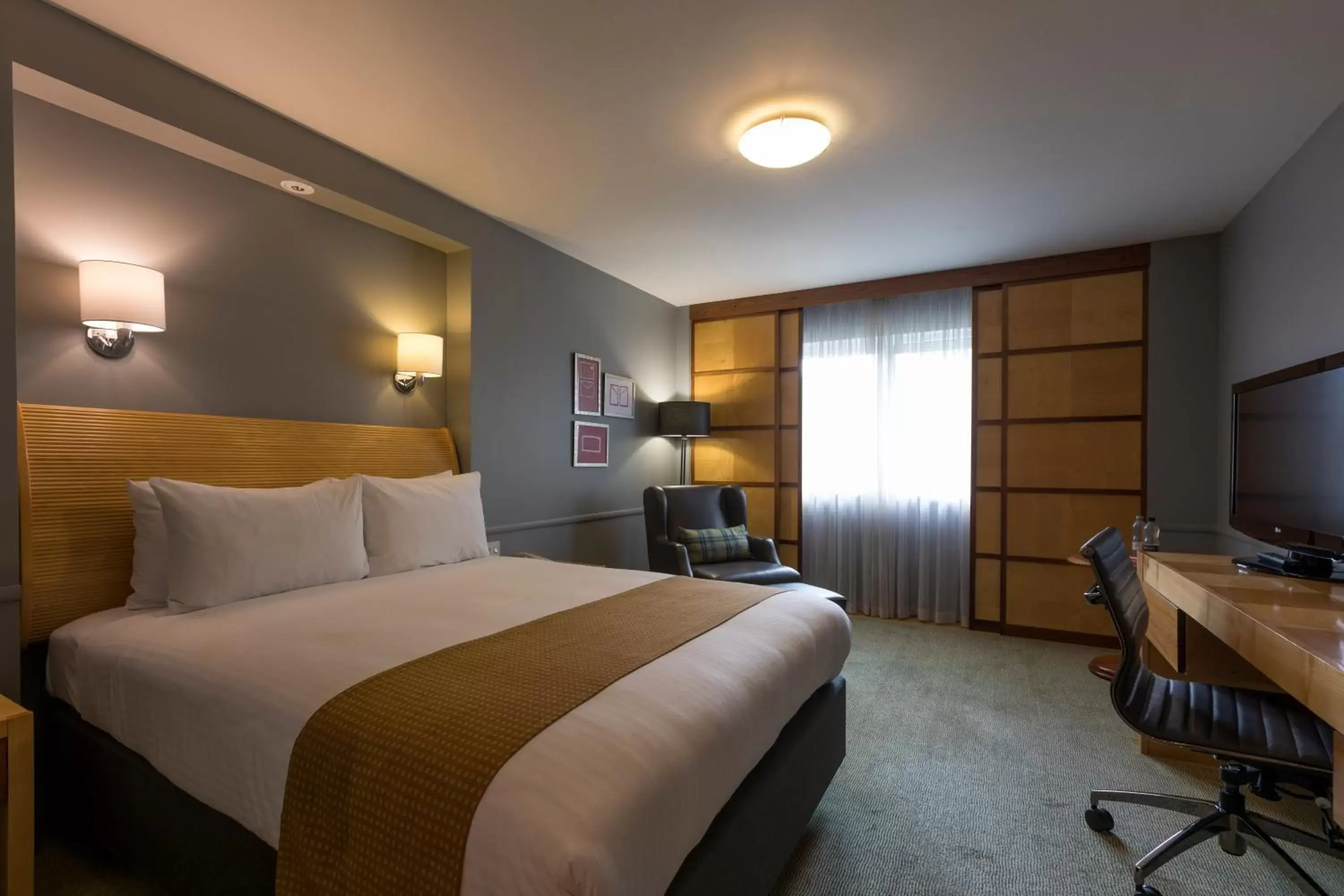 Bed in Holiday Inn Cambridge, an IHG Hotel