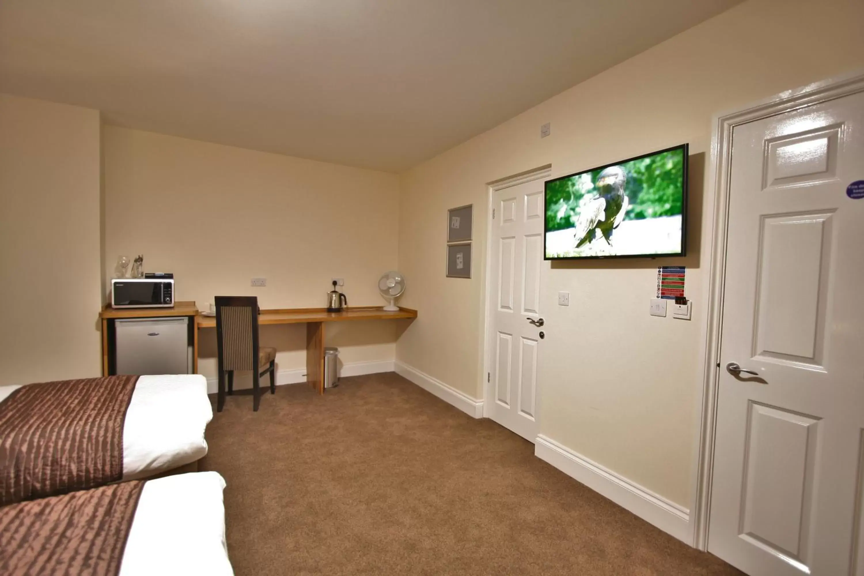 Bed, TV/Entertainment Center in New County Hotel & Serviced Apartments by RoomsBooked