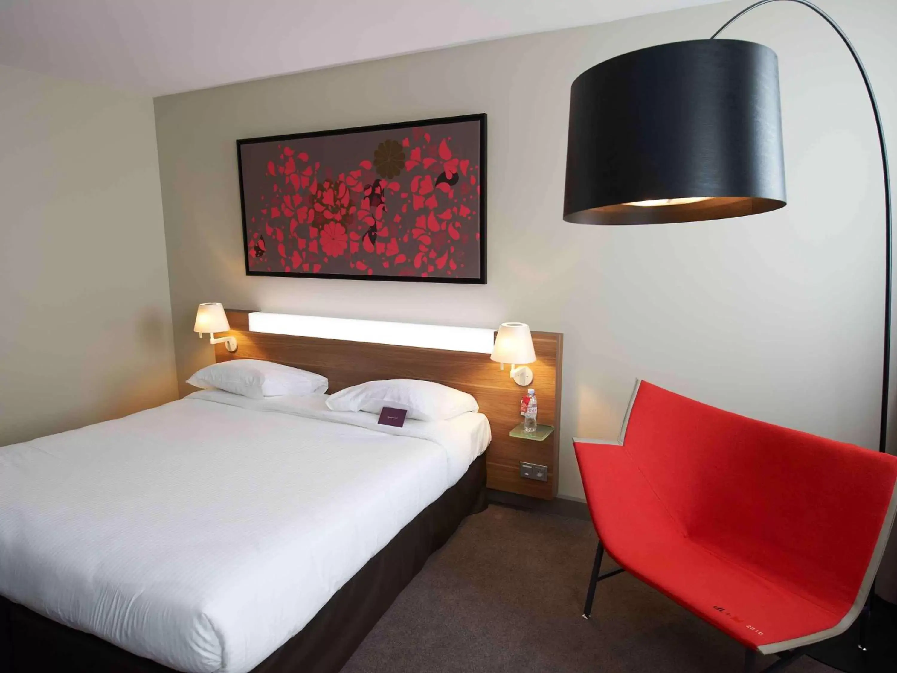 Photo of the whole room, Bed in Mercure Cholet Centre