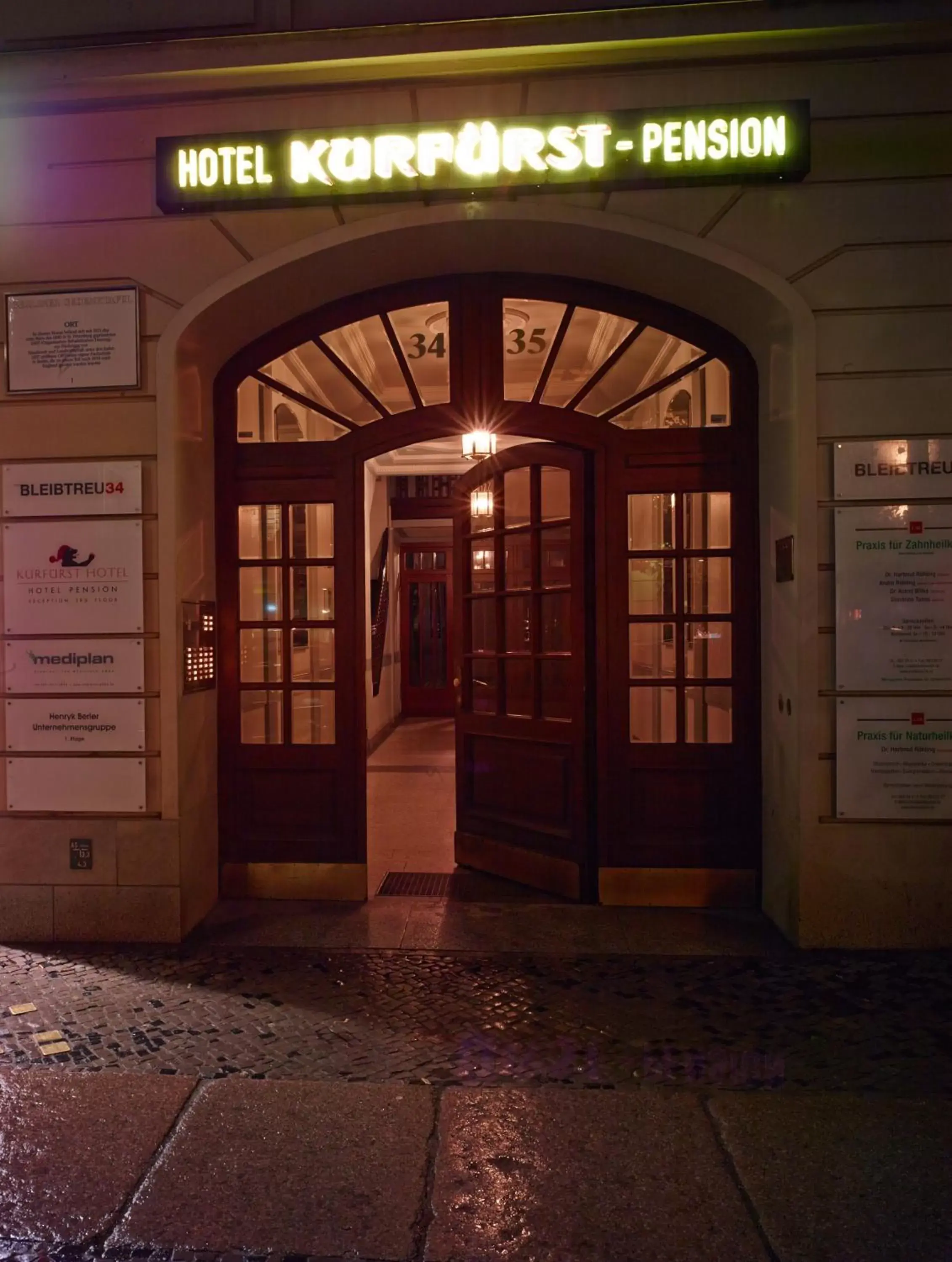 Facade/entrance in Kurfürst am Kurfürstendamm Facade/entrance in Kurfürst am Kurfürstendamm