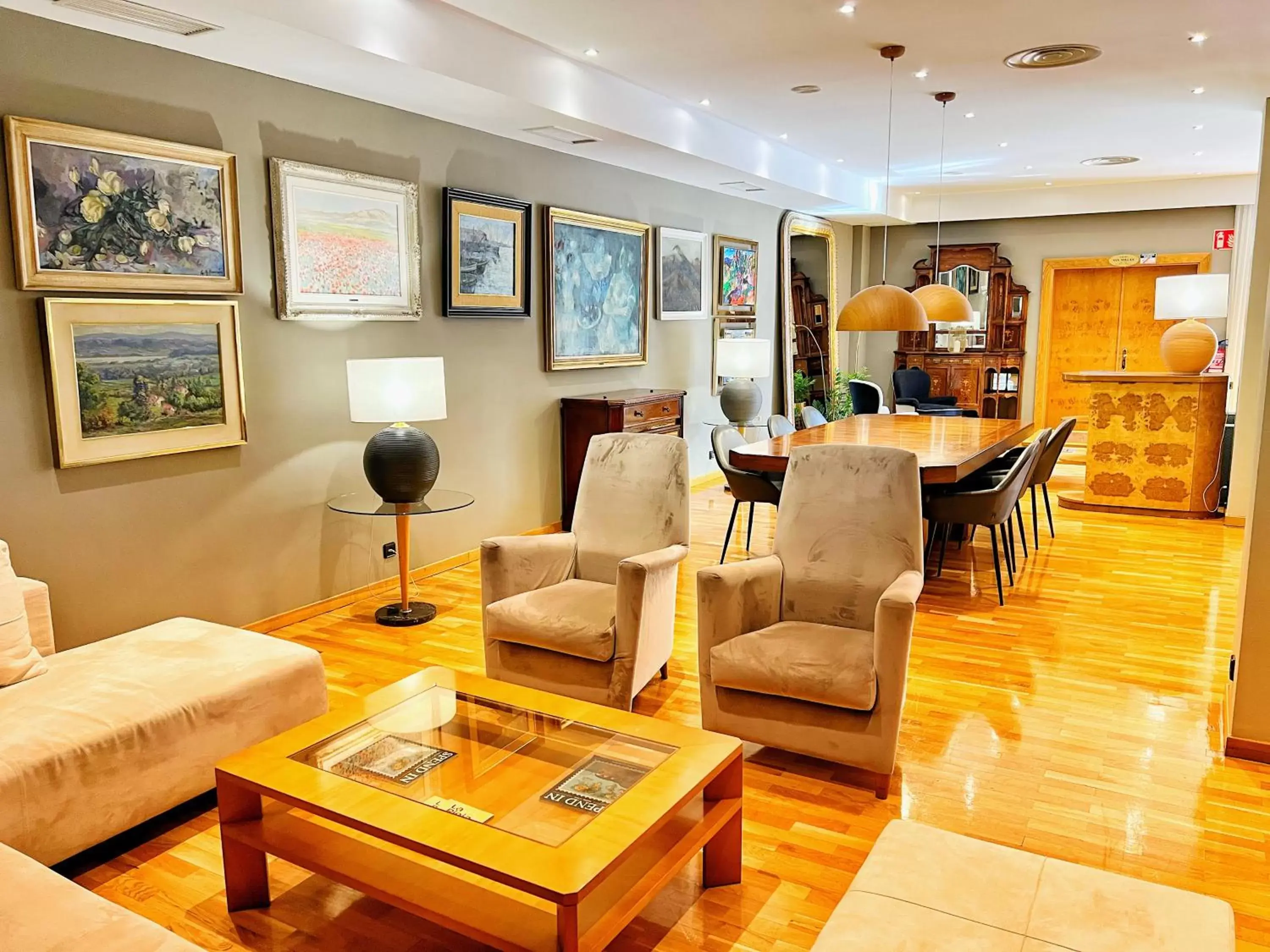 Living room in Mercure Carlton Rioja
