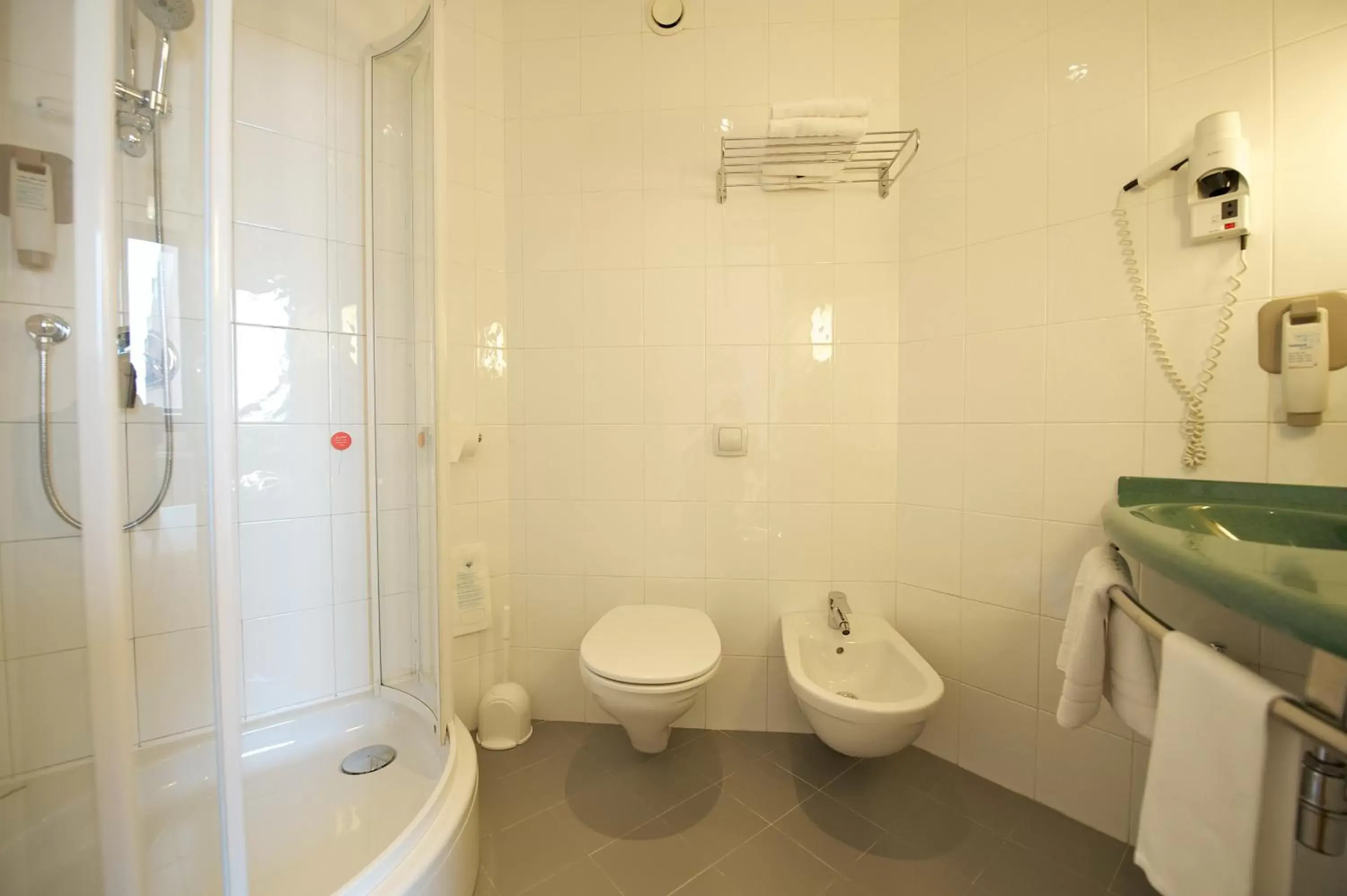 Bathroom in Hotel Ibis Firenze Prato Est