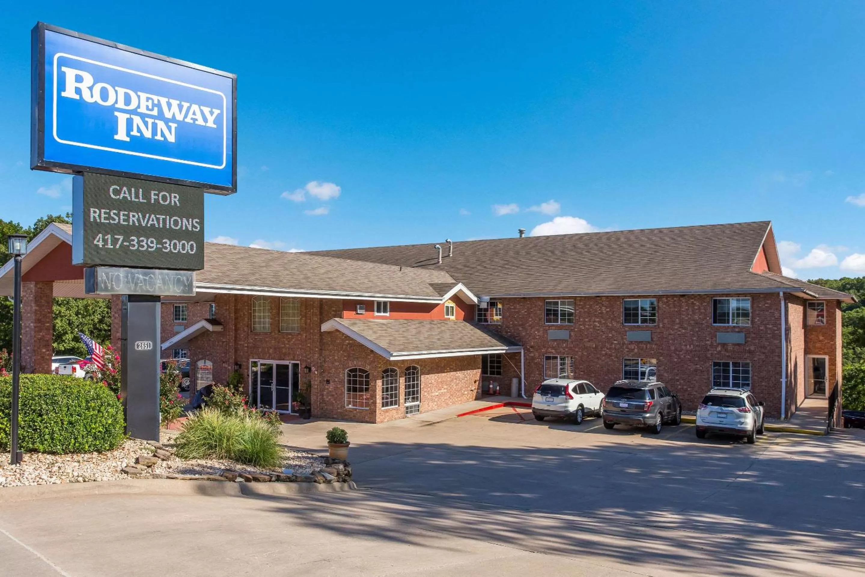 Property building in Rodeway Inn Branson, Brick House