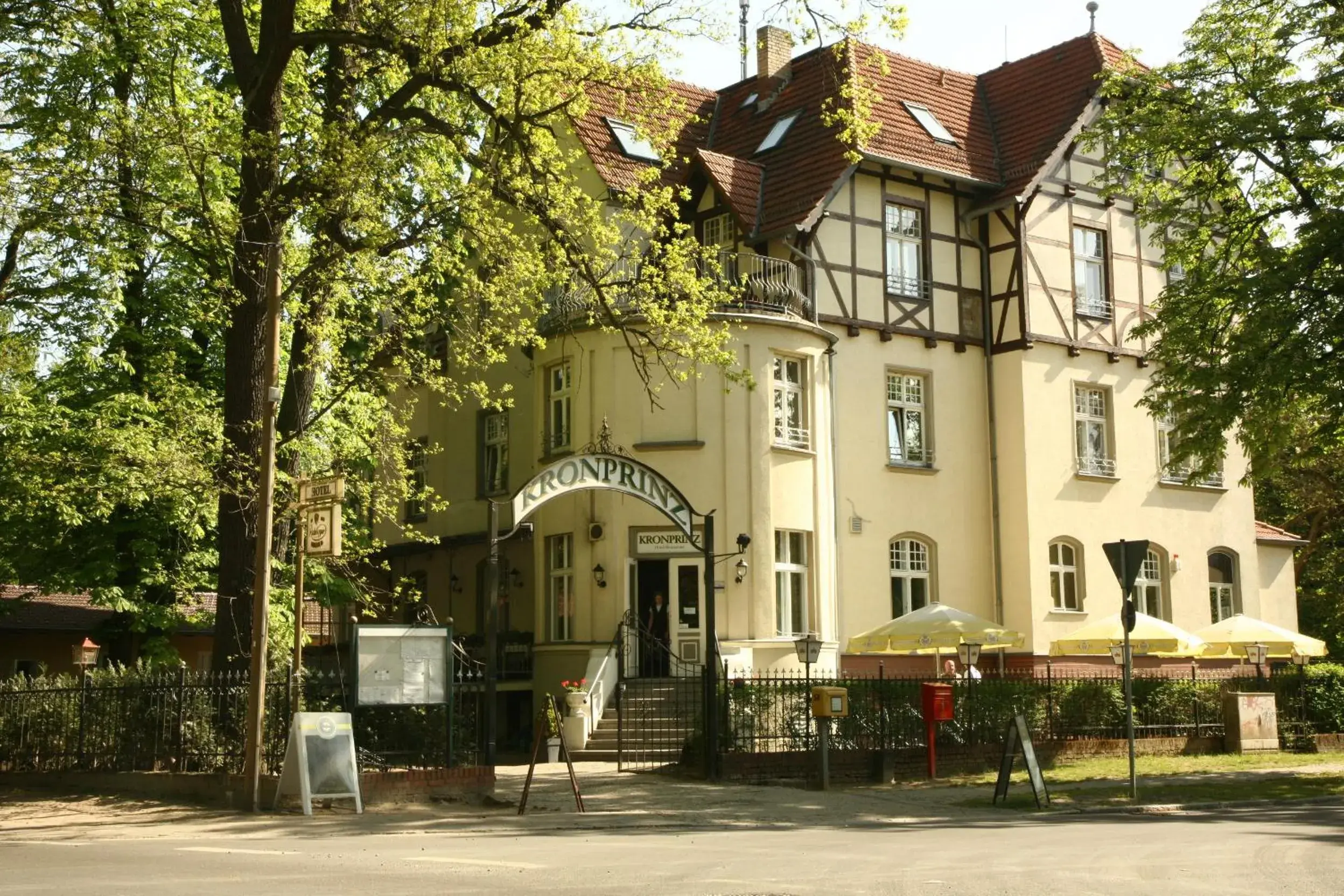 Facade/entrance, Property Building in Hotel Kronprinz