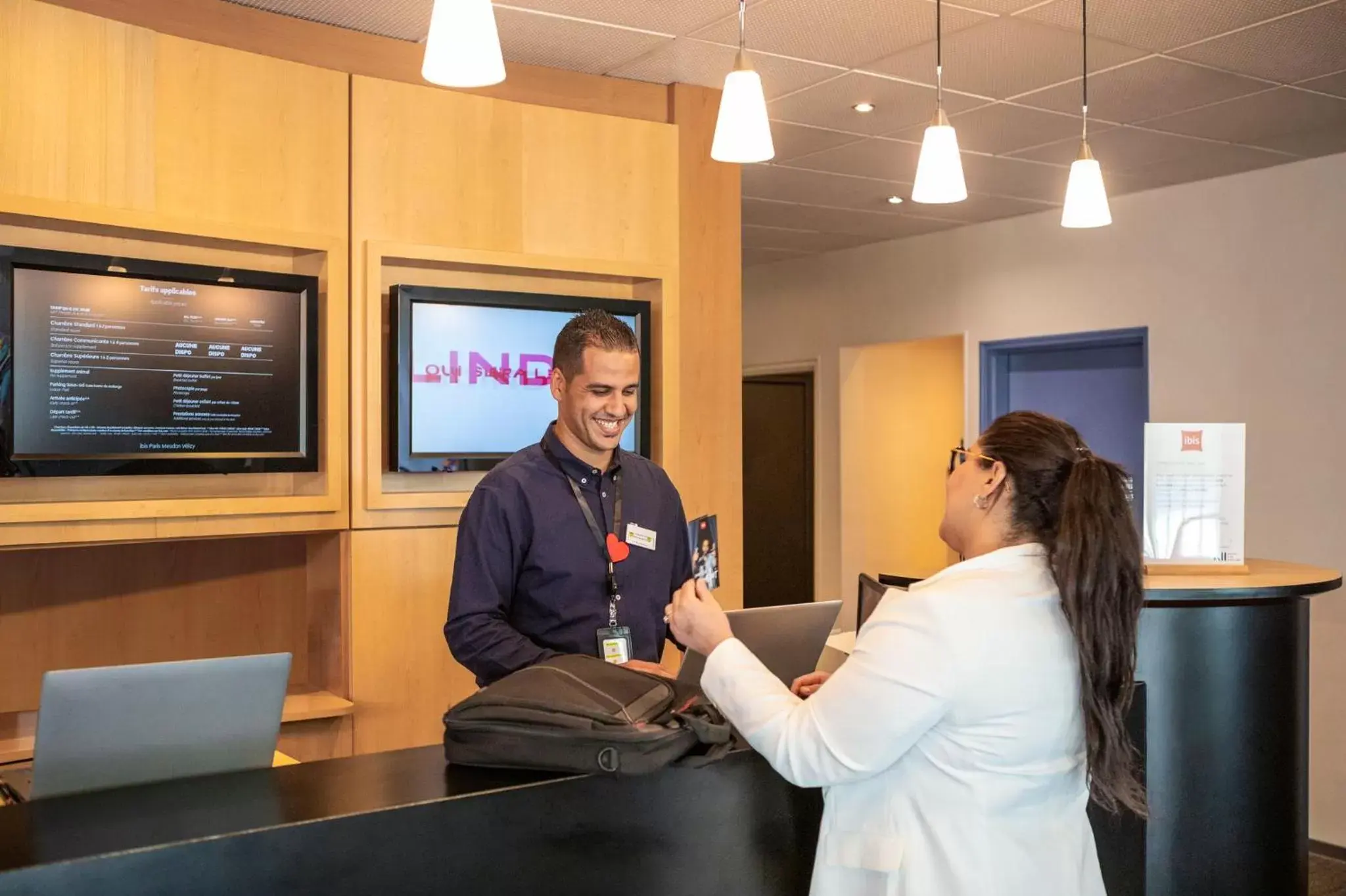 Lobby or reception in ibis Paris Meudon Velizy Lobby or reception in ibis Paris Meudon Velizy