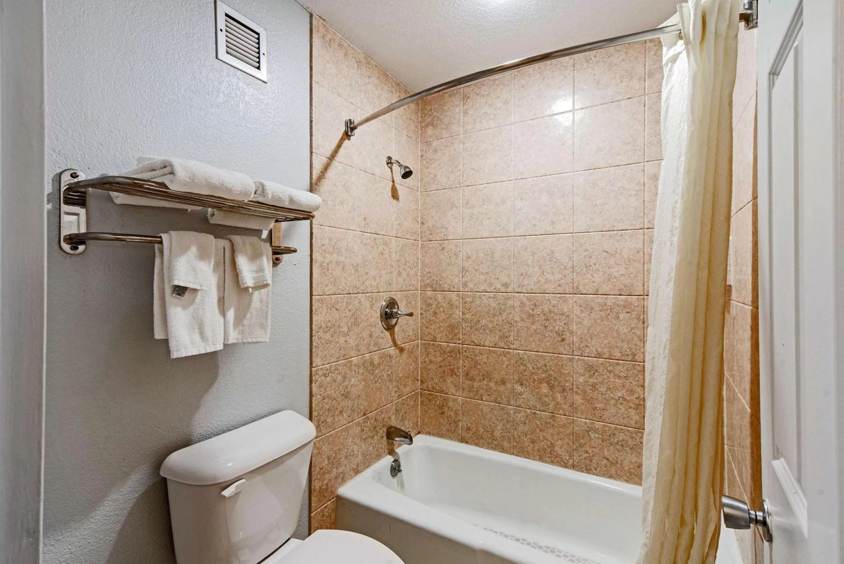 Bedroom in Econo Lodge Inn & Suites Near Bricktown