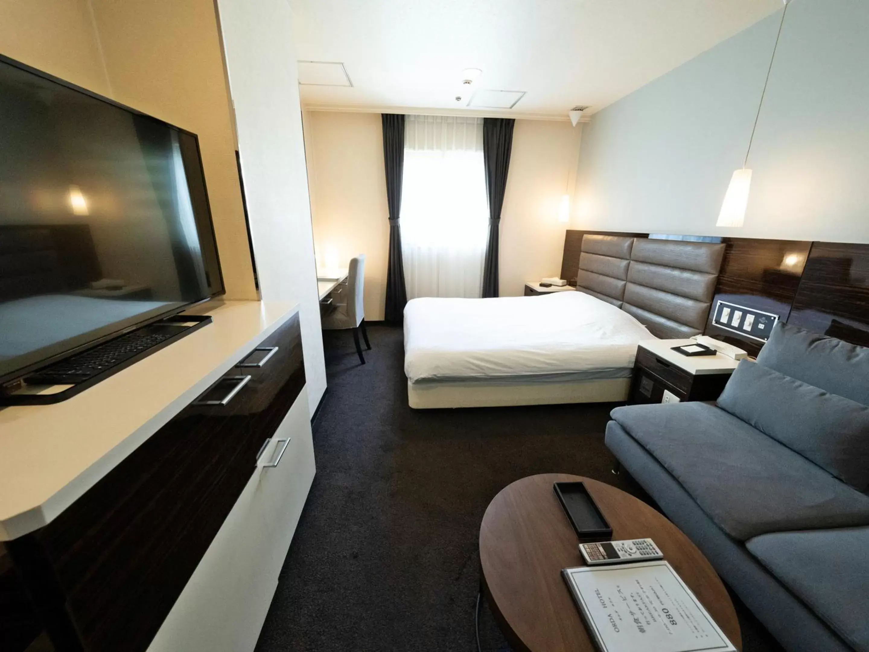 Bed, TV/Entertainment Center in ORDA HOTEL