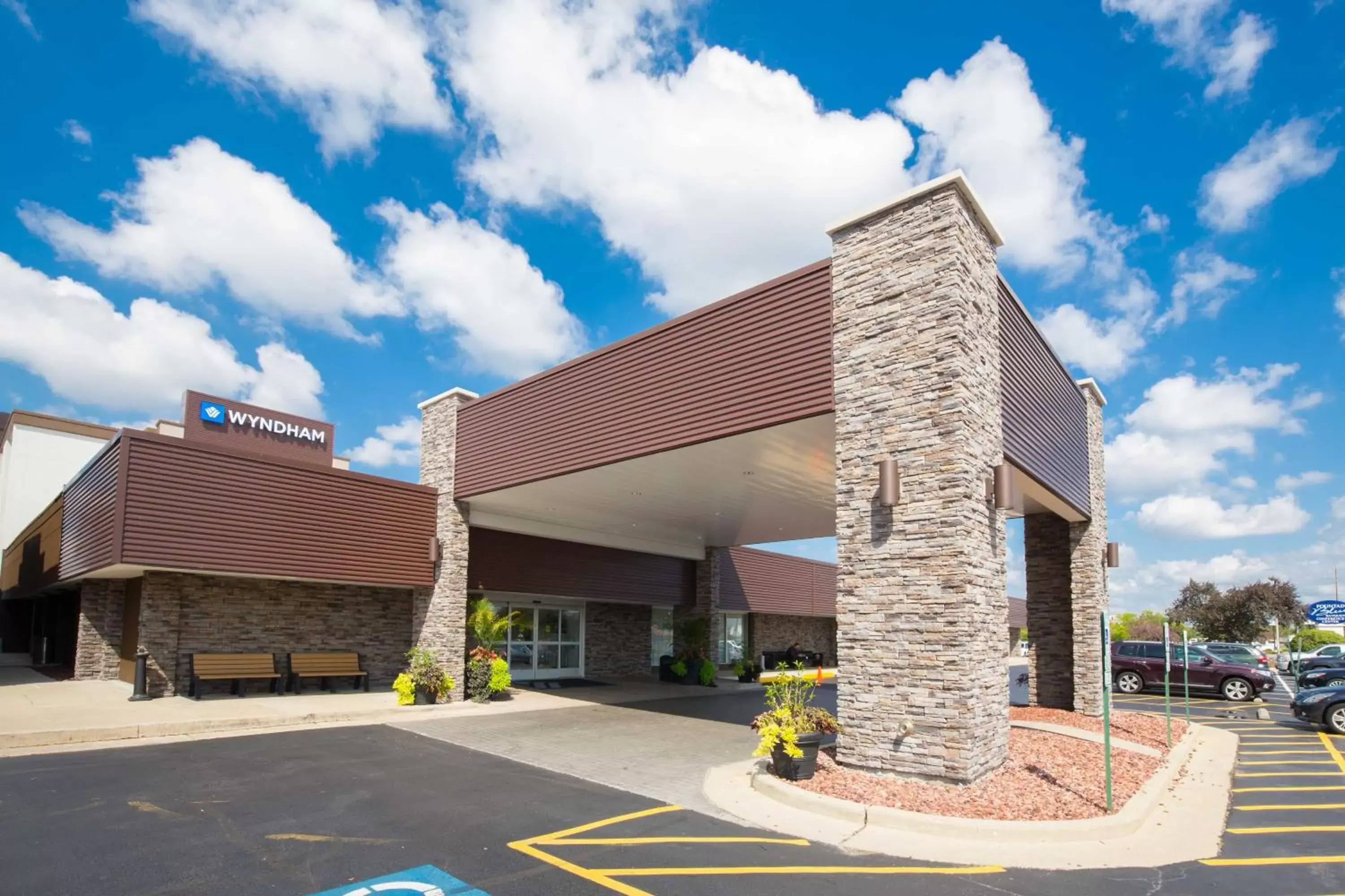 Facade/entrance in Wyndham Chicago O'Hare Facade/entrance in Wyndham Chicago O'Hare