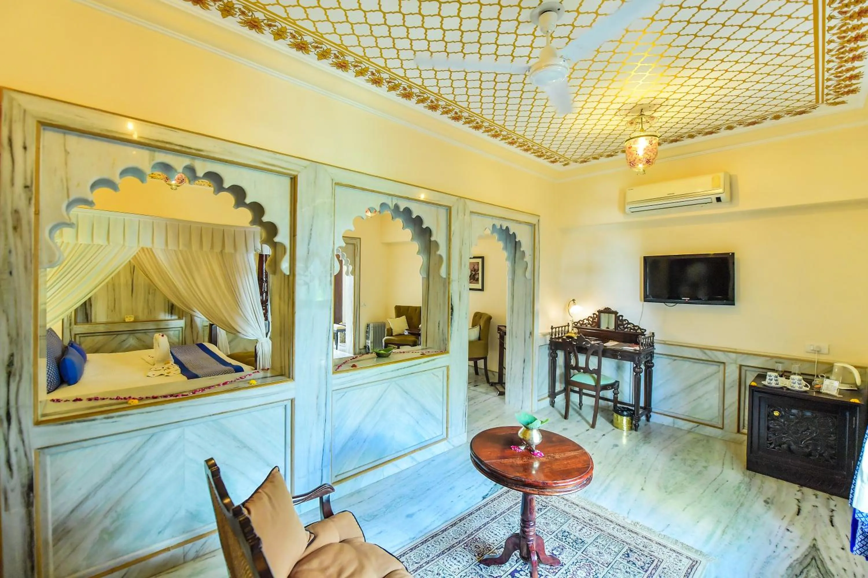 TV and multimedia in Hotel Udai Kothi