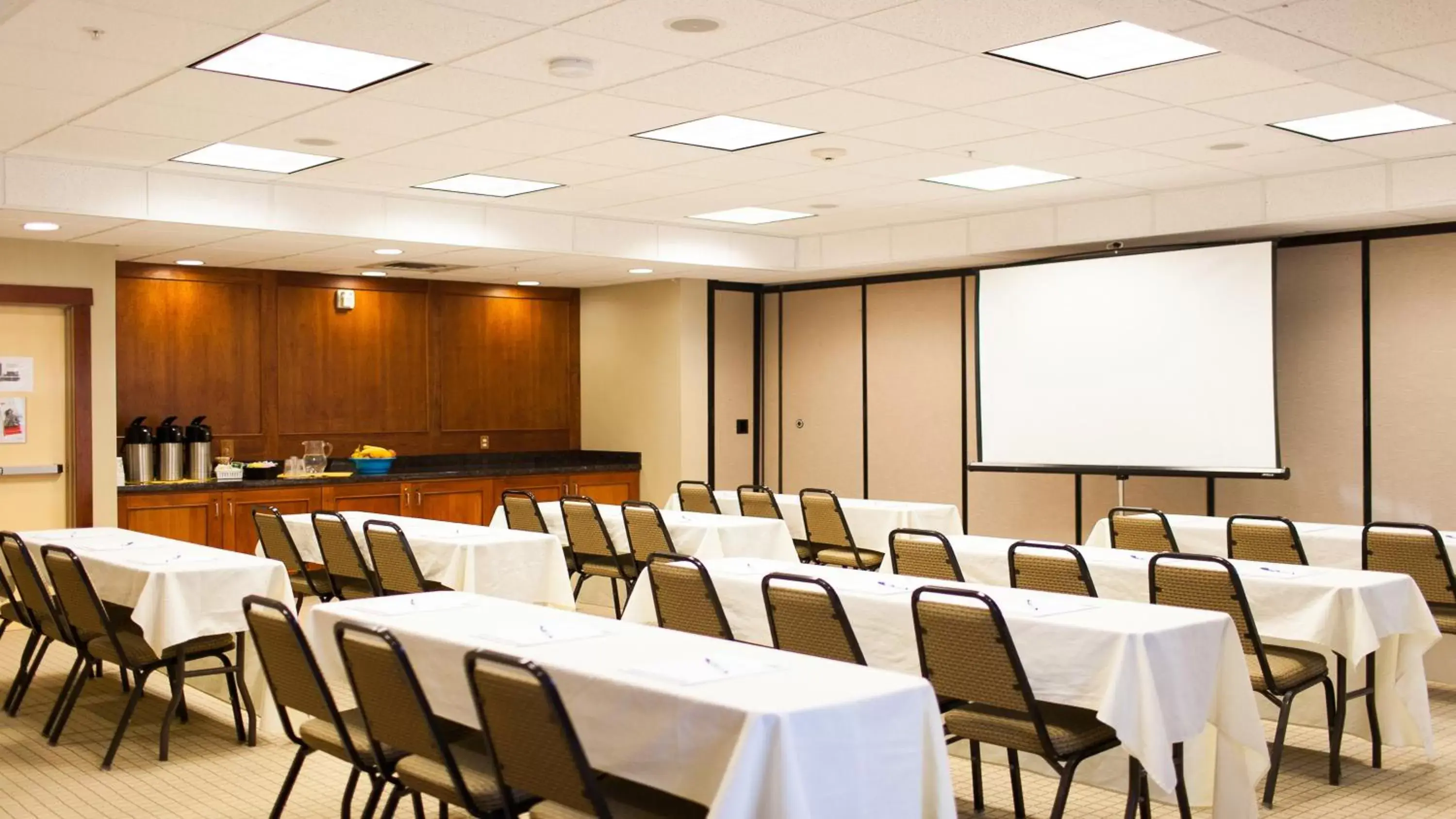 Meeting/conference room in Holiday Inn Express Turlock, an IHG Hotel