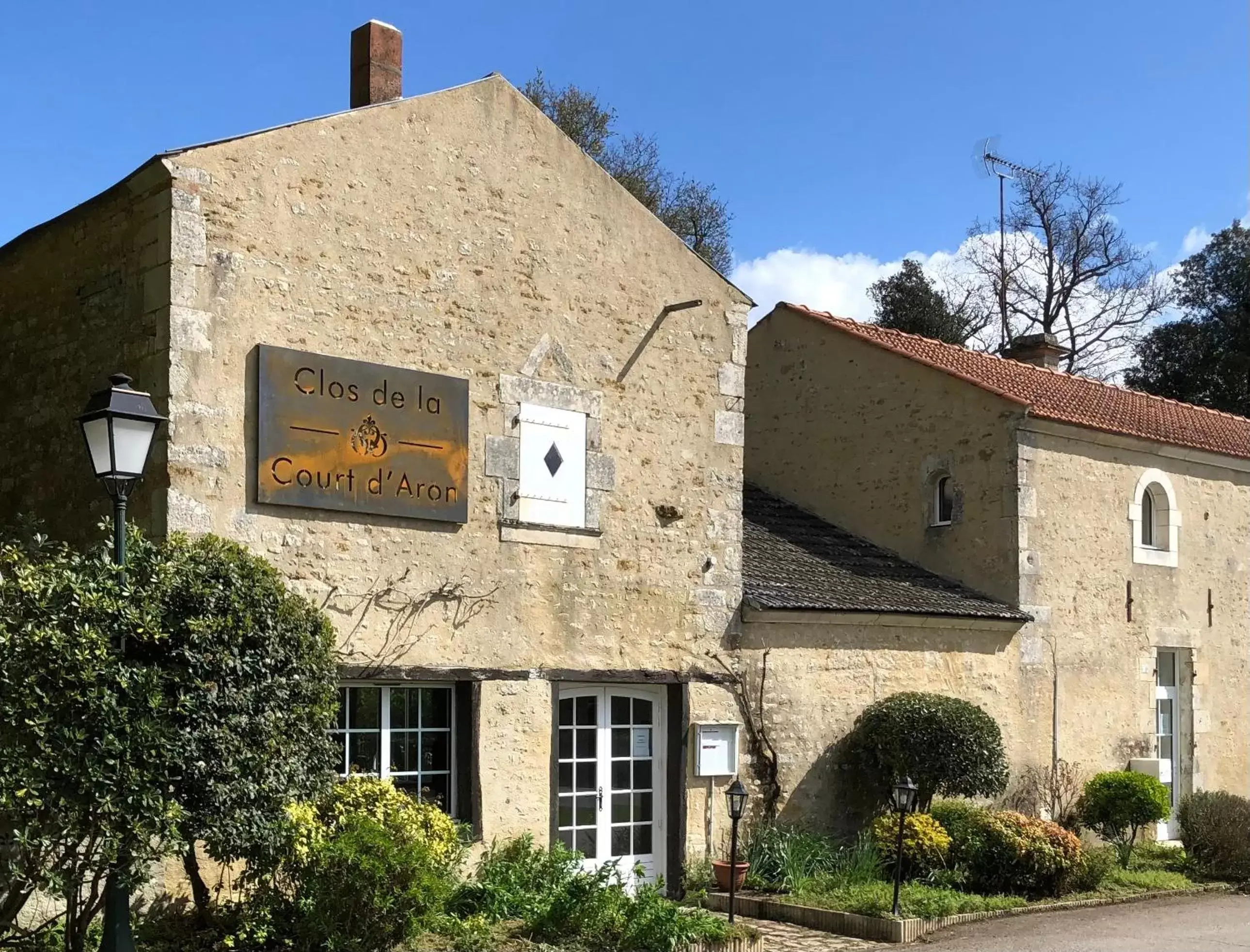 Facade/entrance, Property Building in Clos de la Court d'Aron