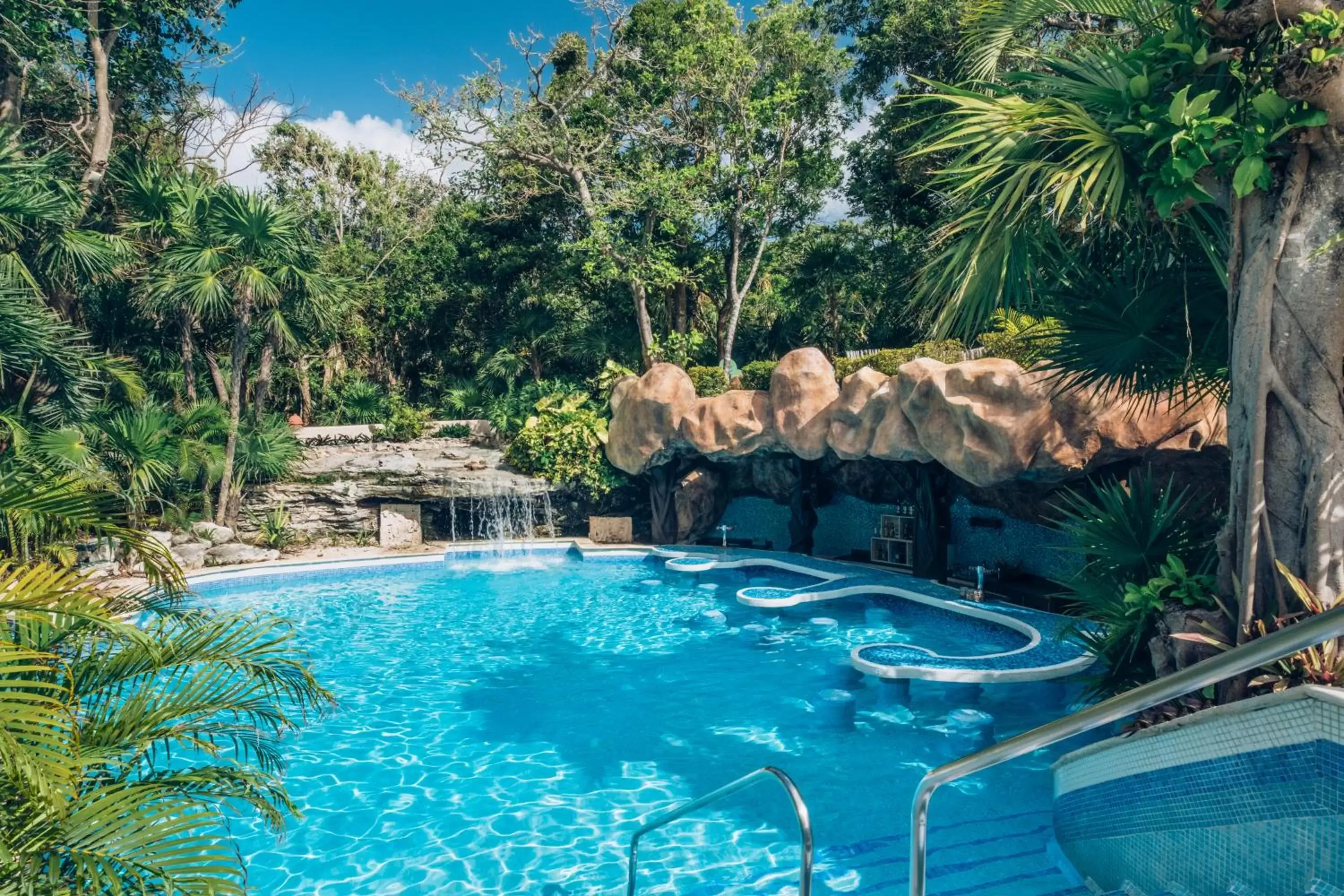 Lounge or bar, Swimming Pool in Iberostar Tucan