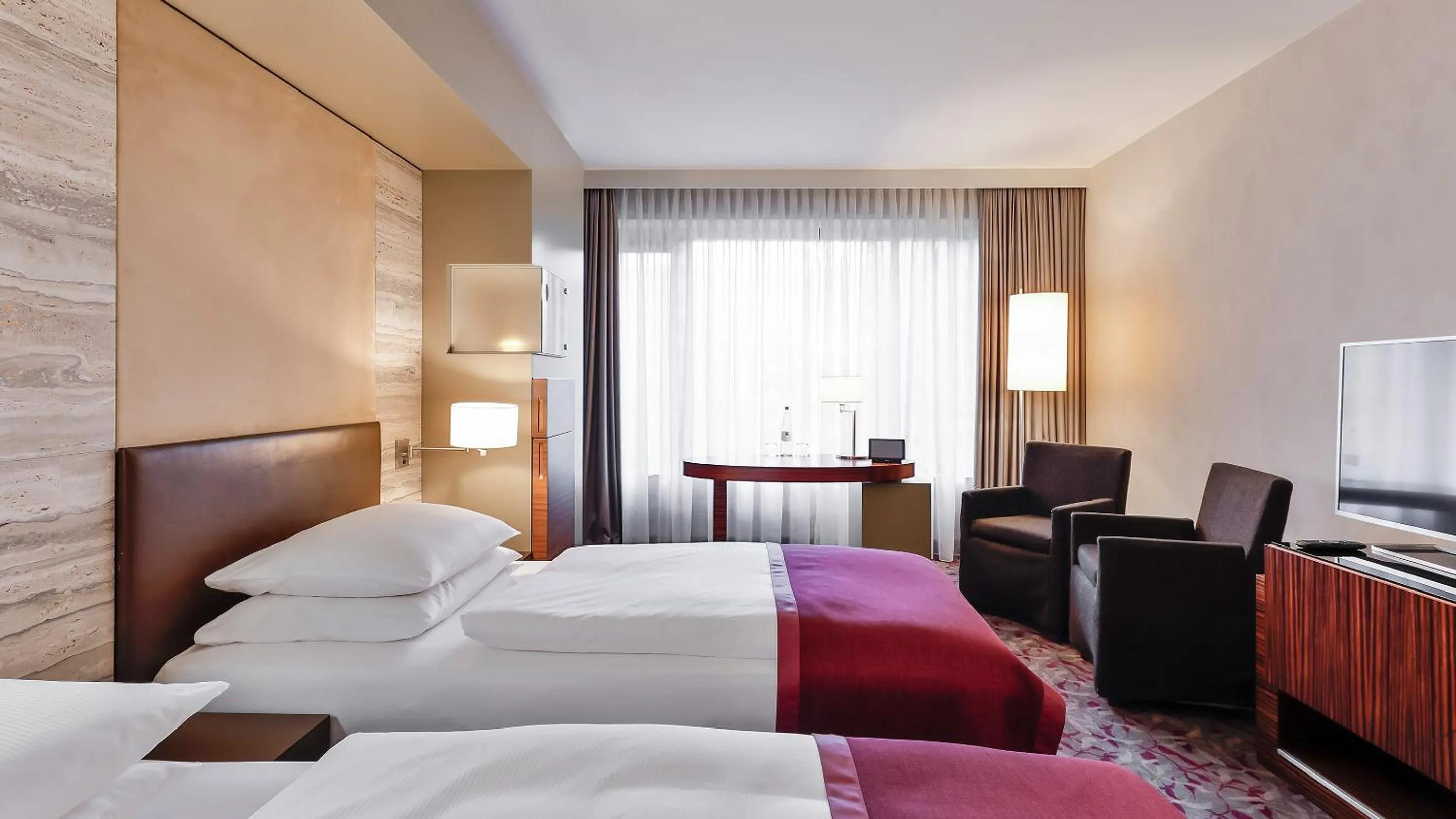 Bed in Dorint Hotel am Heumarkt Köln