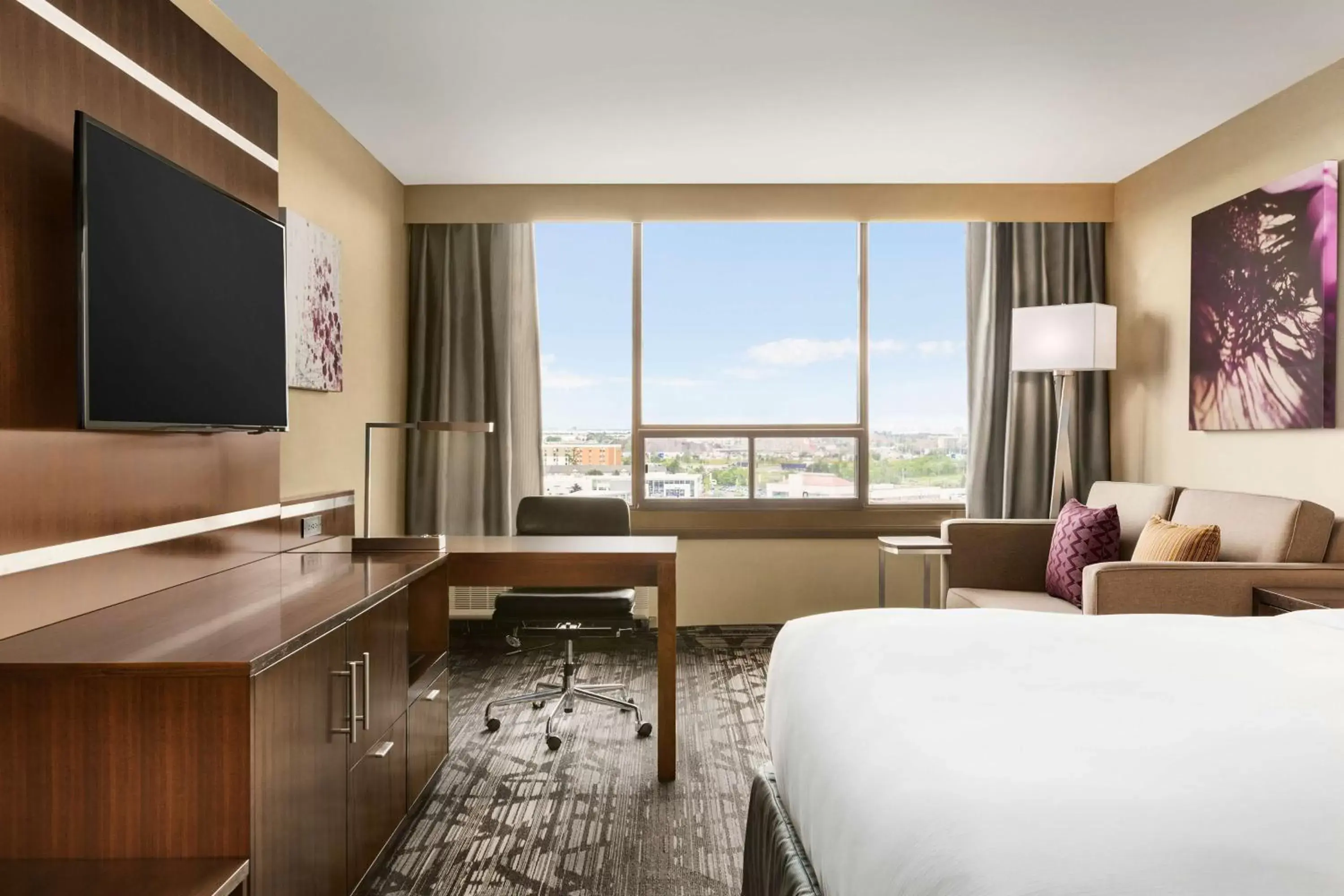 Bedroom, TV/Entertainment Center in DoubleTree by Hilton Hotel Toronto Airport West