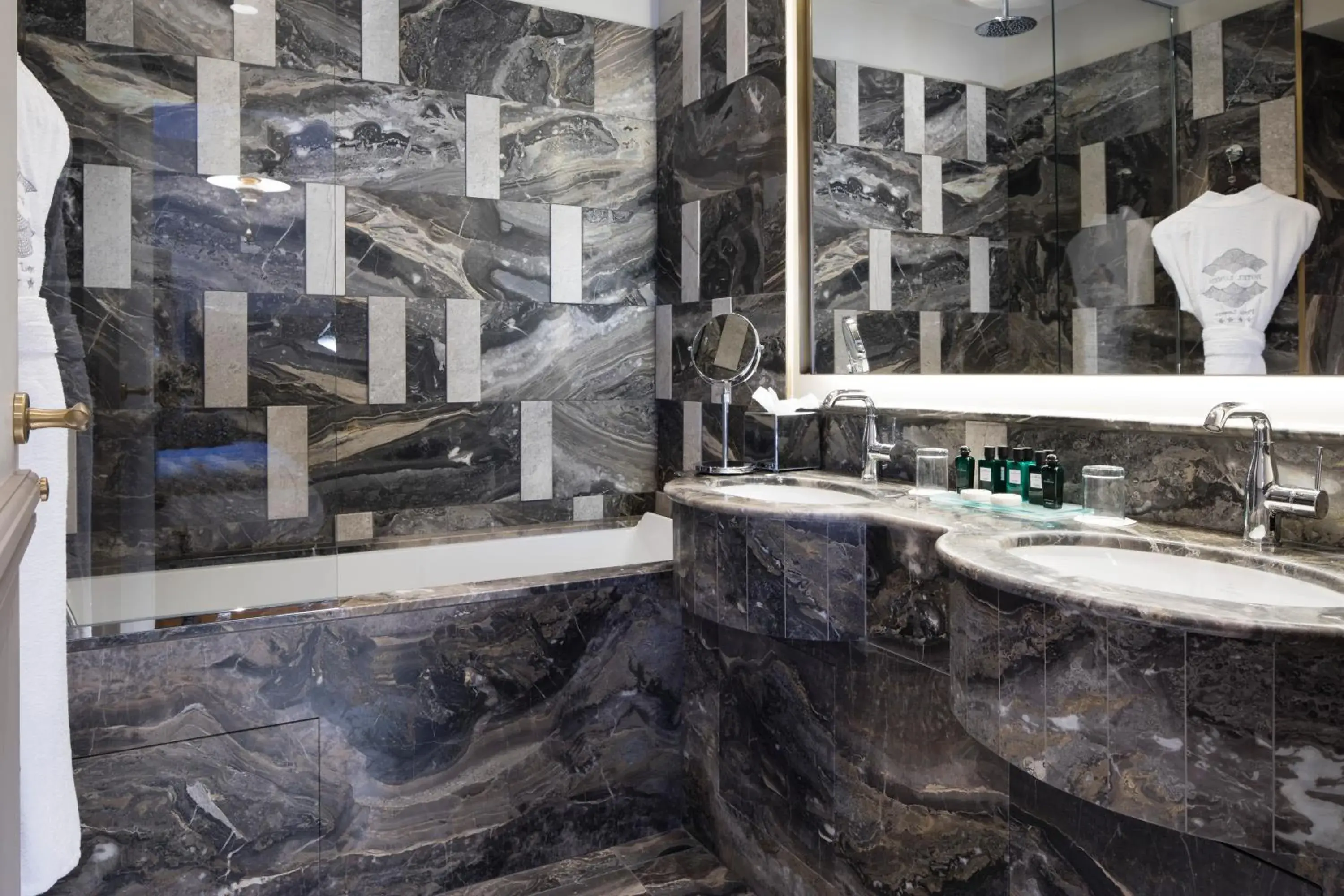 Shower, Bathroom in Hotel Lumen Paris Louvre