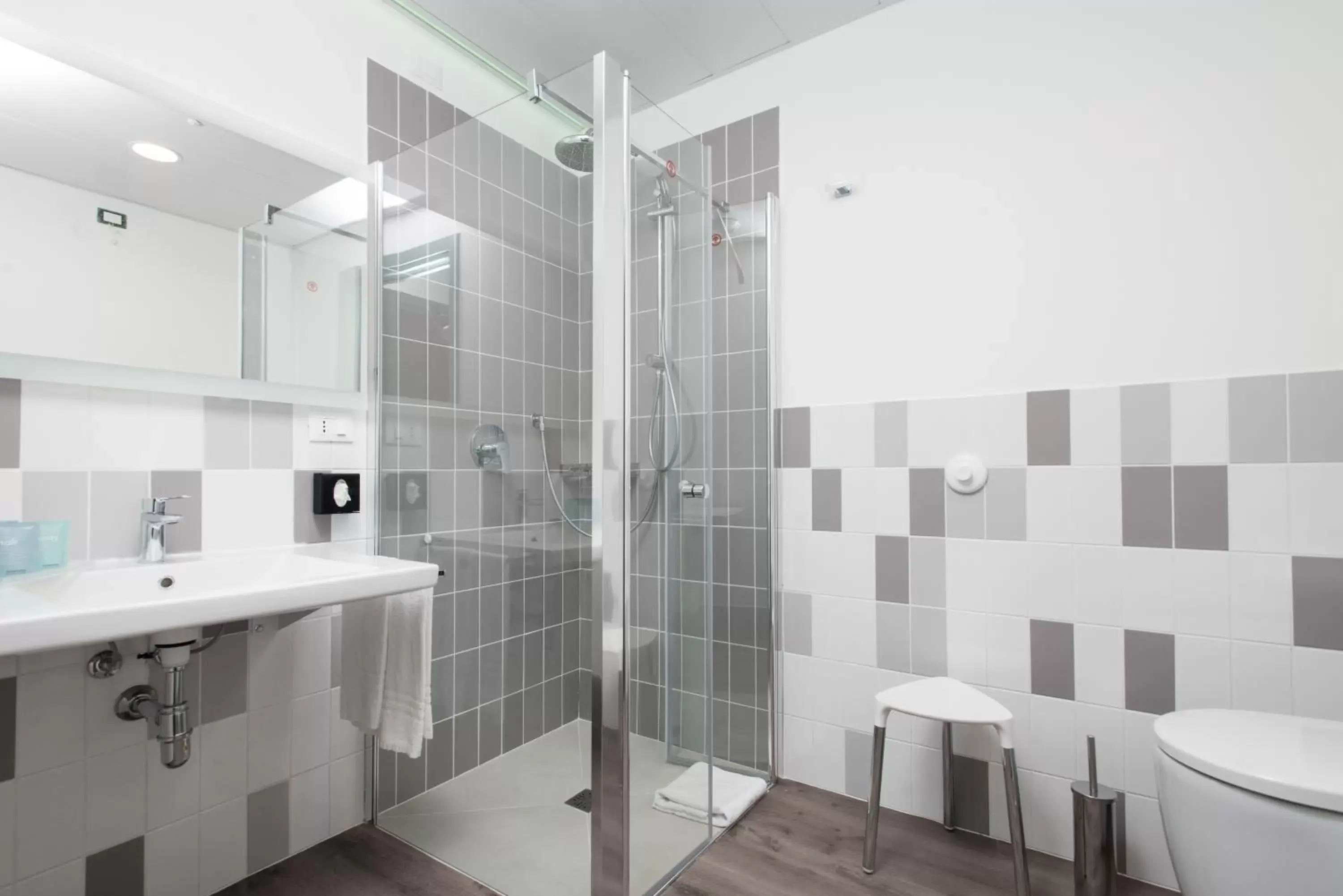 Bathroom in Smart Hotel Napoli