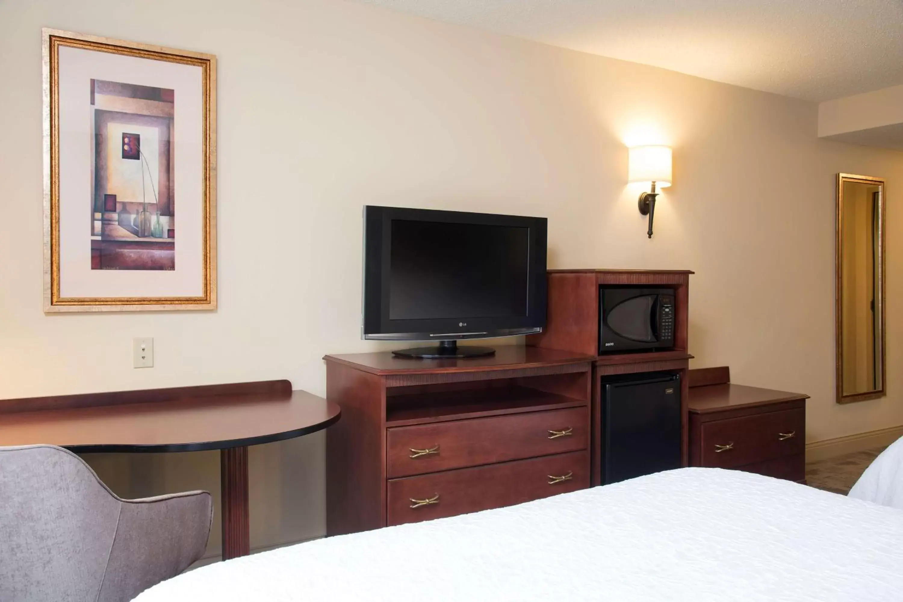 Bed, TV/Entertainment Center in Hampton Inn & Suites Bloomington Normal