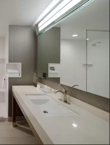 Bathroom in Courtyard by Marriott Russellville