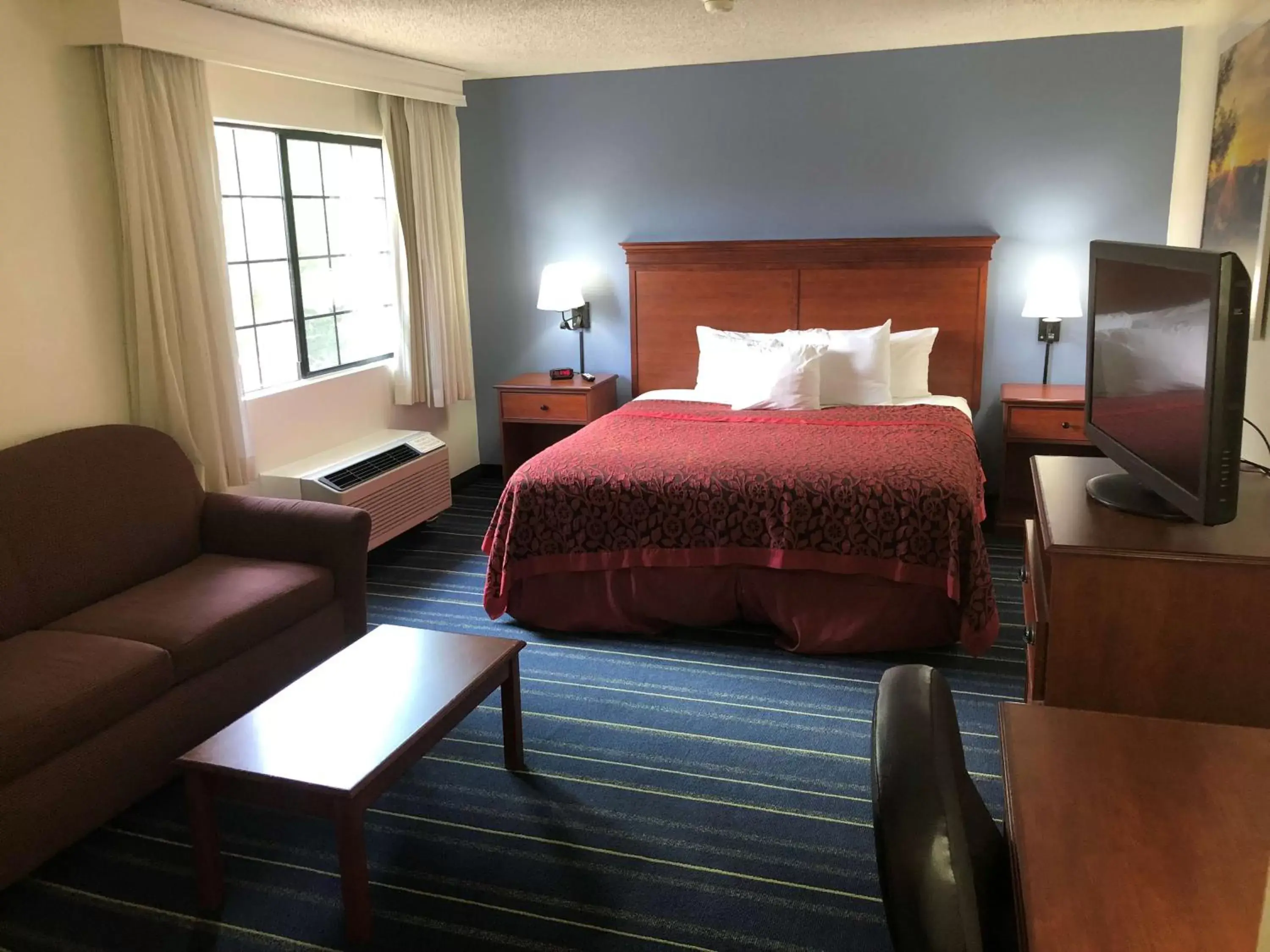 Photo of the whole room, Bed in Days Inn by Wyndham Grand Junction