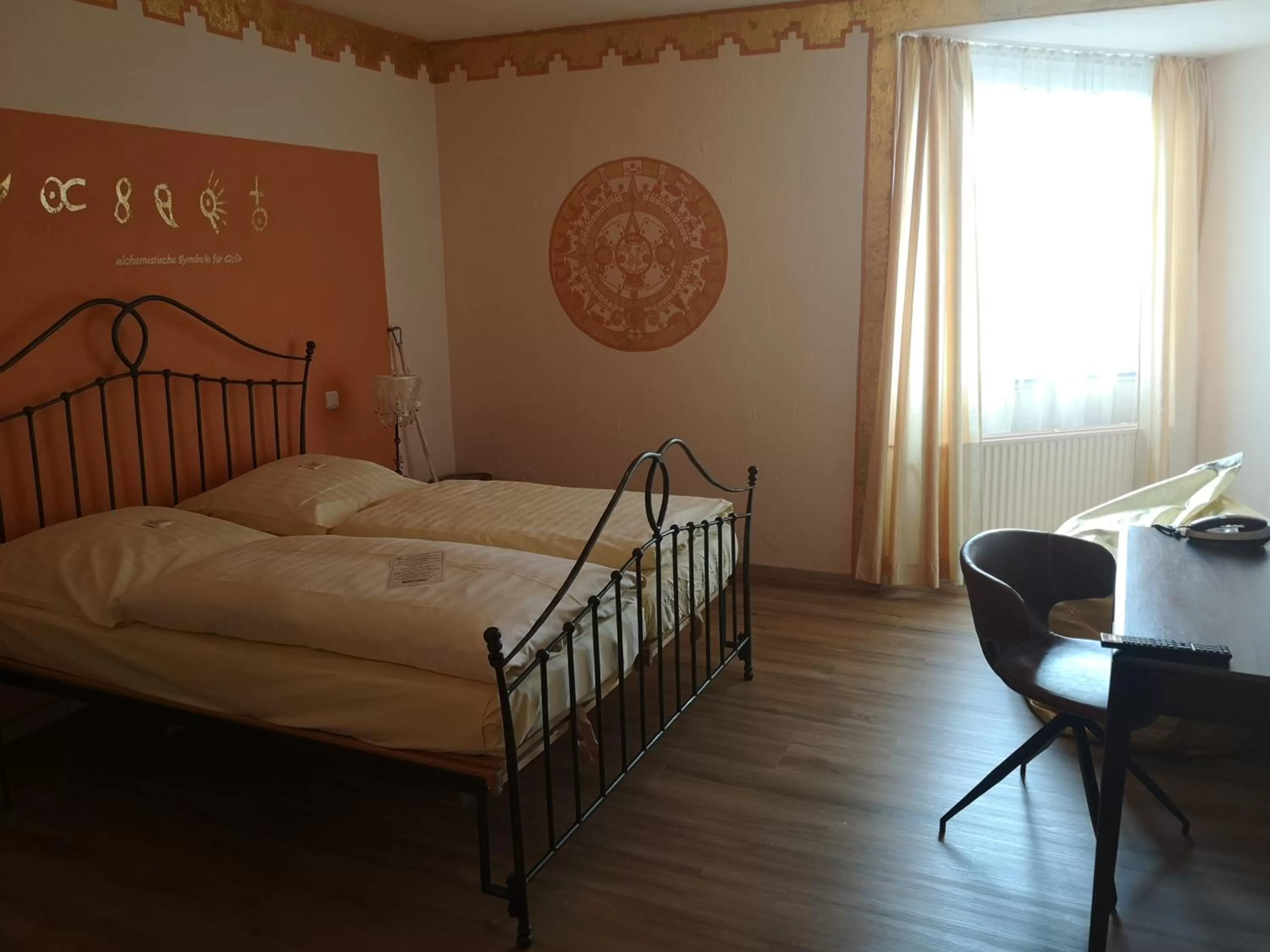 Bed in Hotel Goldflair am Rathaus