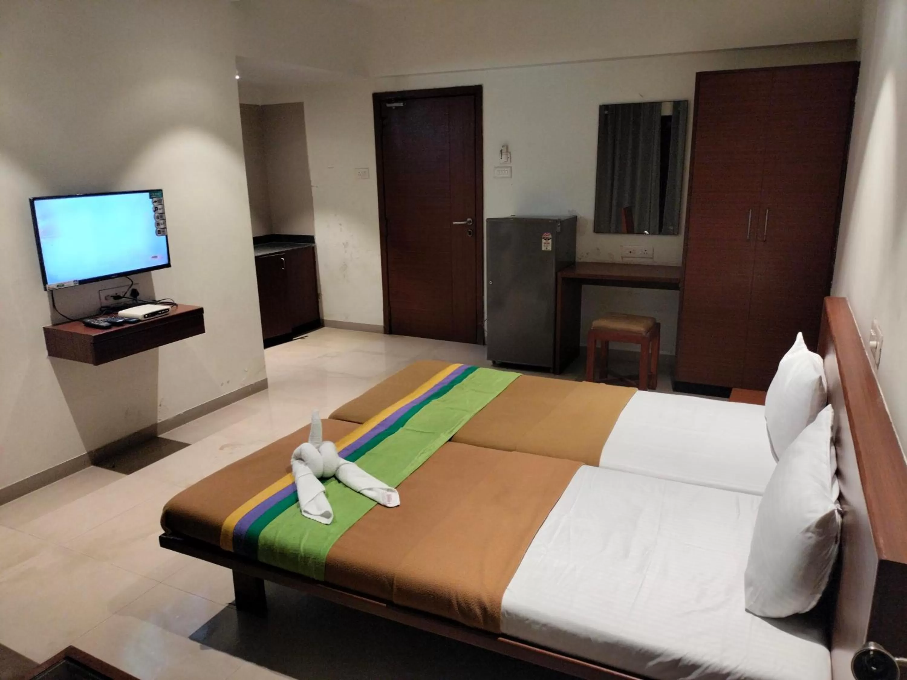 Property building, Bed in Hotel Sumanchandra Suites