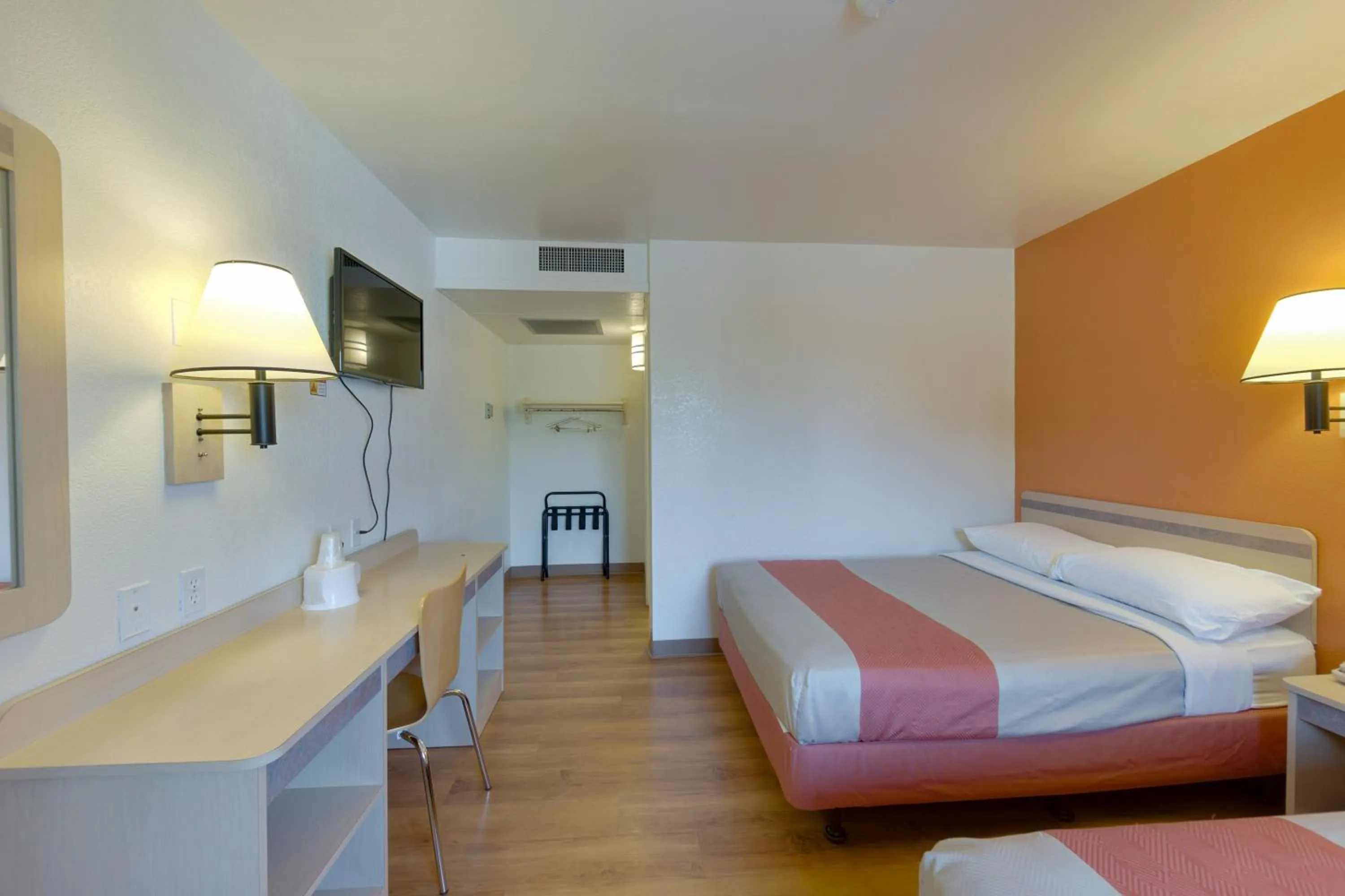 Bedroom, Bed in Motel 6 Weed - Mount Shasta