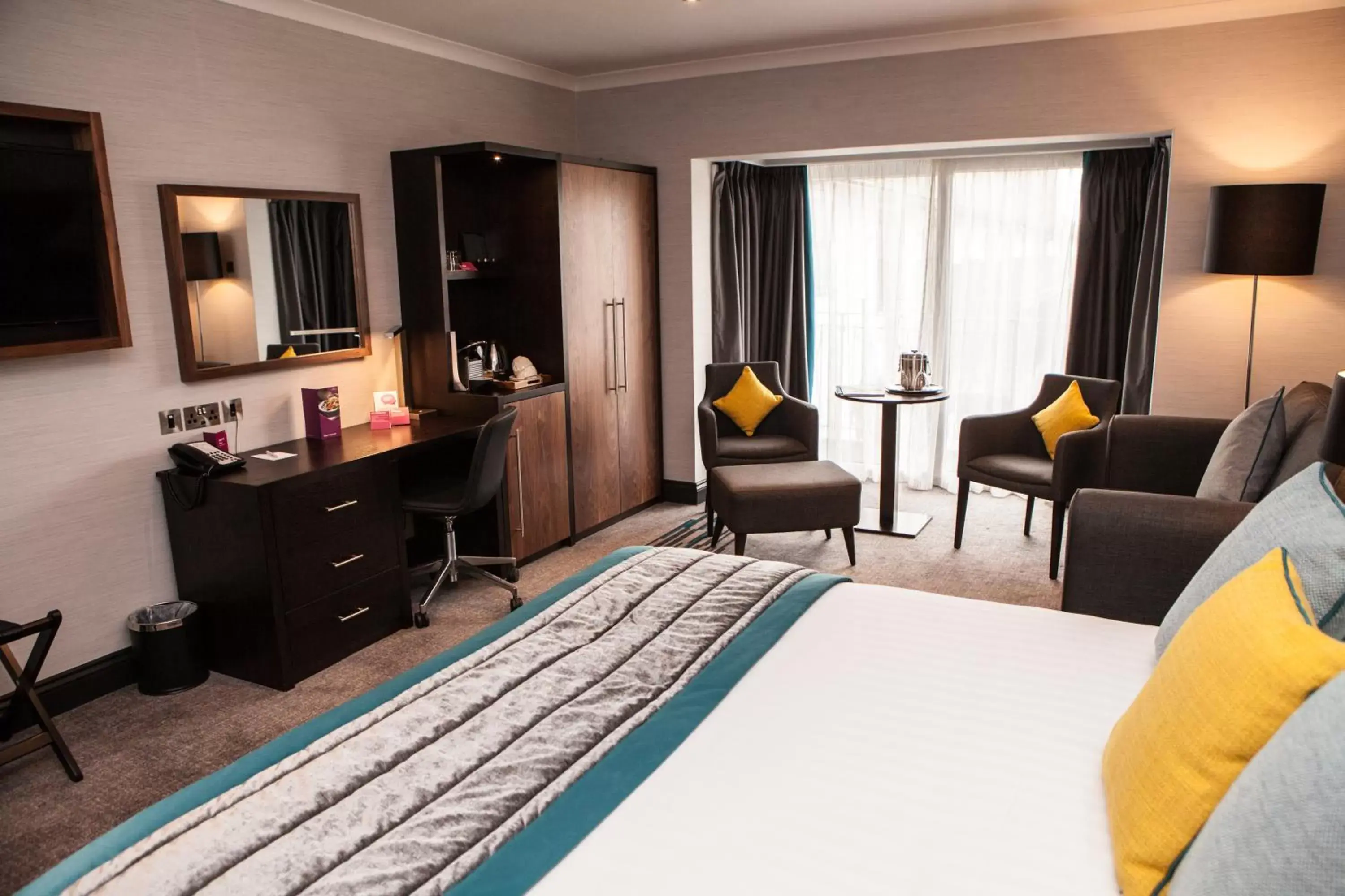 Bedroom, TV/Entertainment Center in Crowne Plaza Felbridge - Gatwick, an IHG Hotel