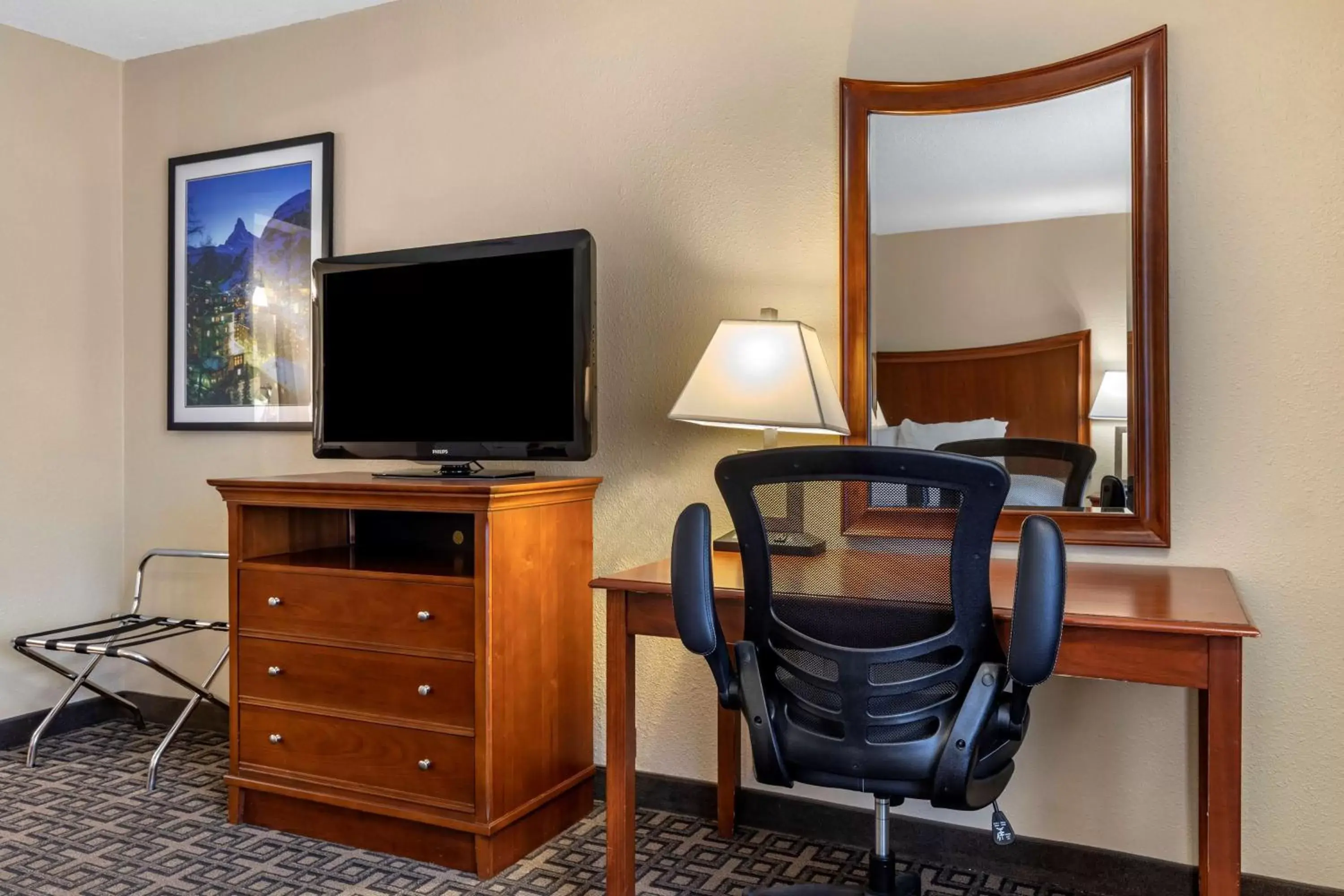 Bedroom, TV/Entertainment Center in Best Western Swiss Clock Inn